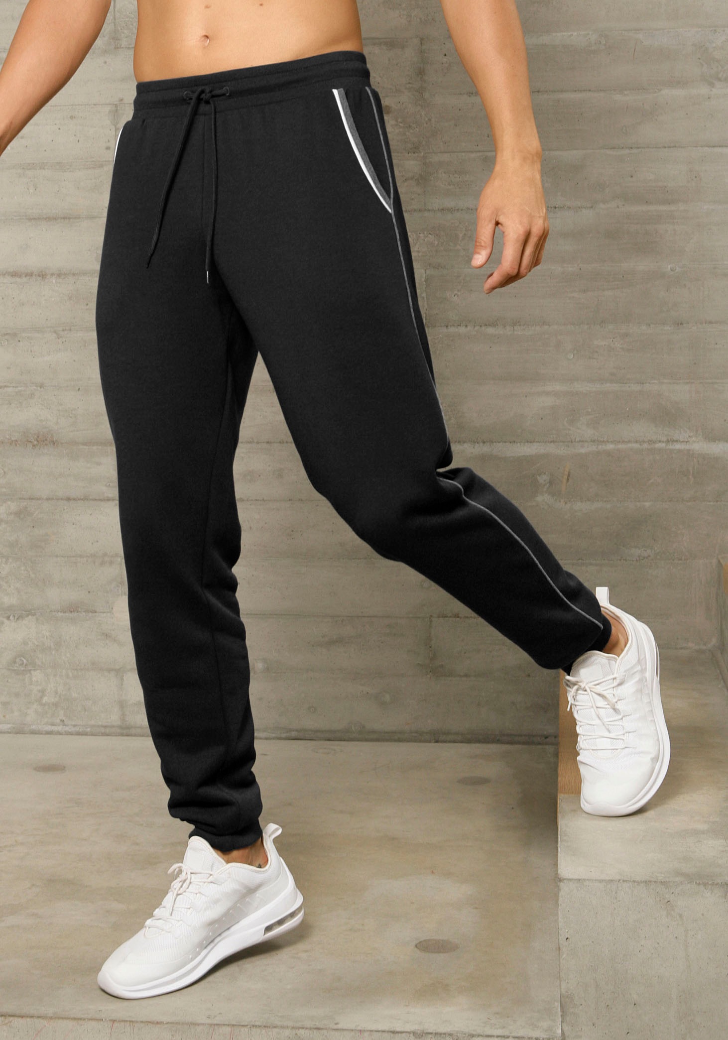 Image of Bench. Sweathose, mit aufwendig gearbeiteten Eingrifftaschen bei Ackermann Versand Schweiz