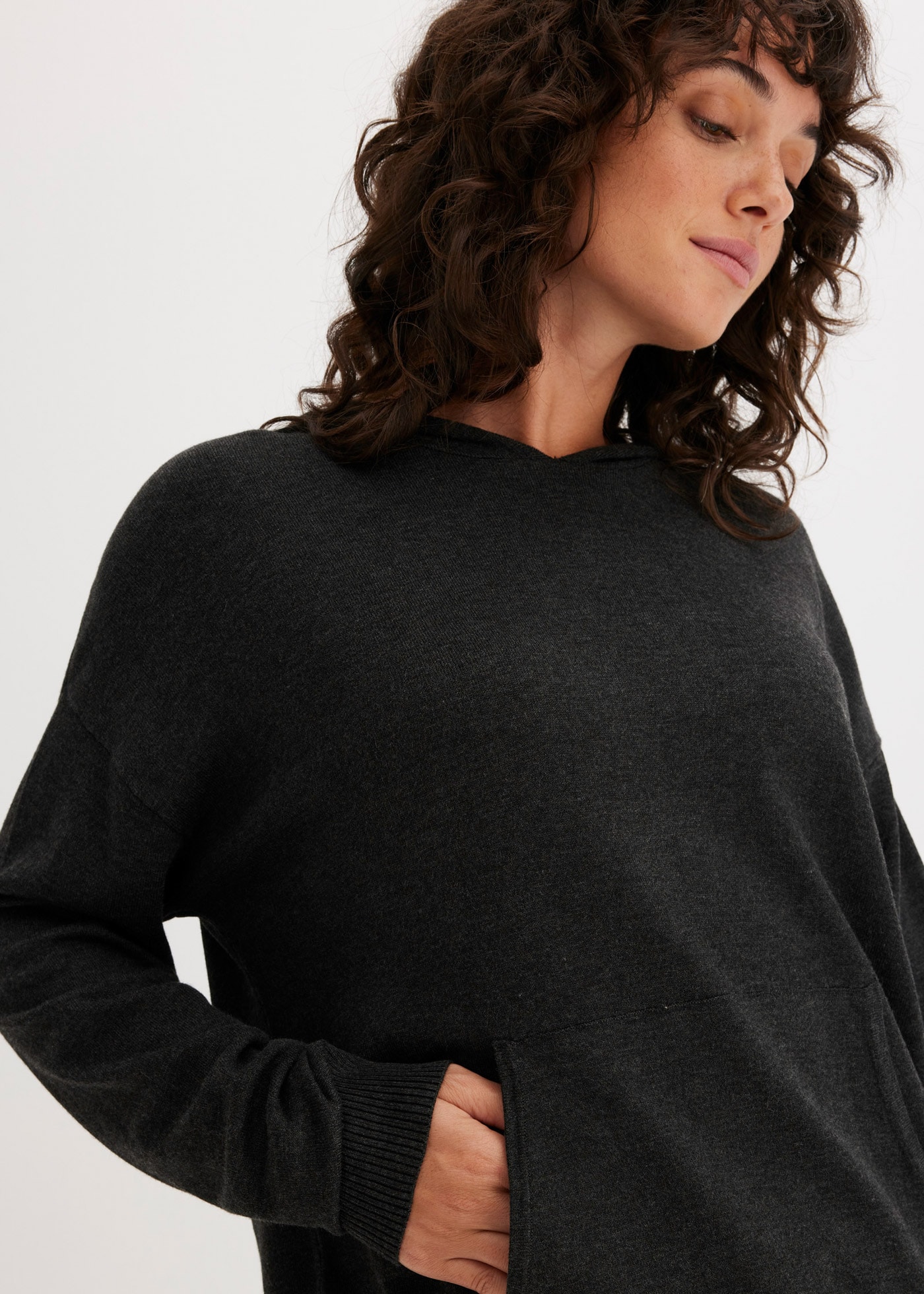 bonprix Pull en tricot aus Viskosemischung, mit Kapuze, mit Kängurutasche