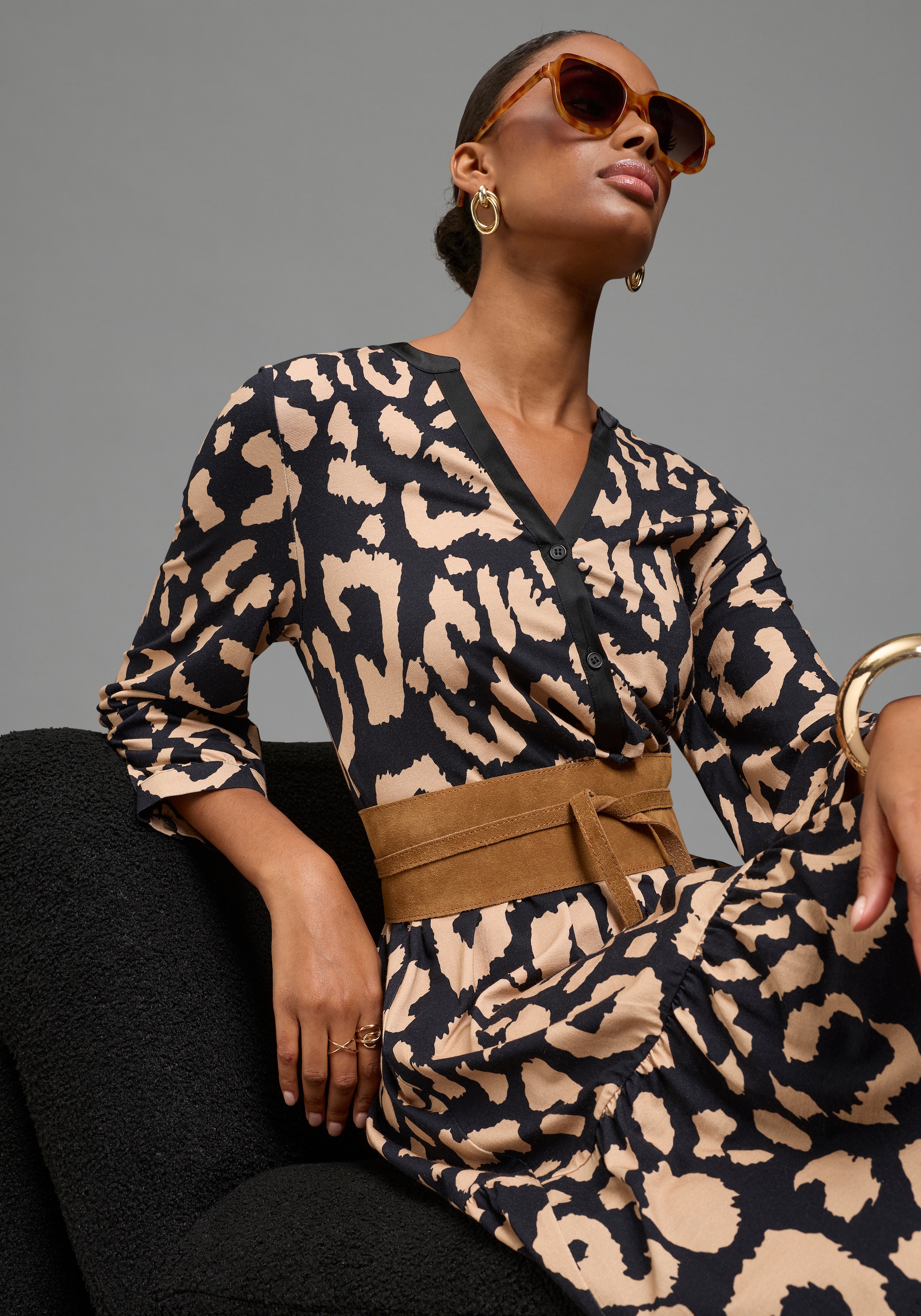 Bruno Banani Robe en jersey »mit Satin-Ausschnitt und Stufenrock« Sans poches Imprimé animal, genoux nus, manches 3/4