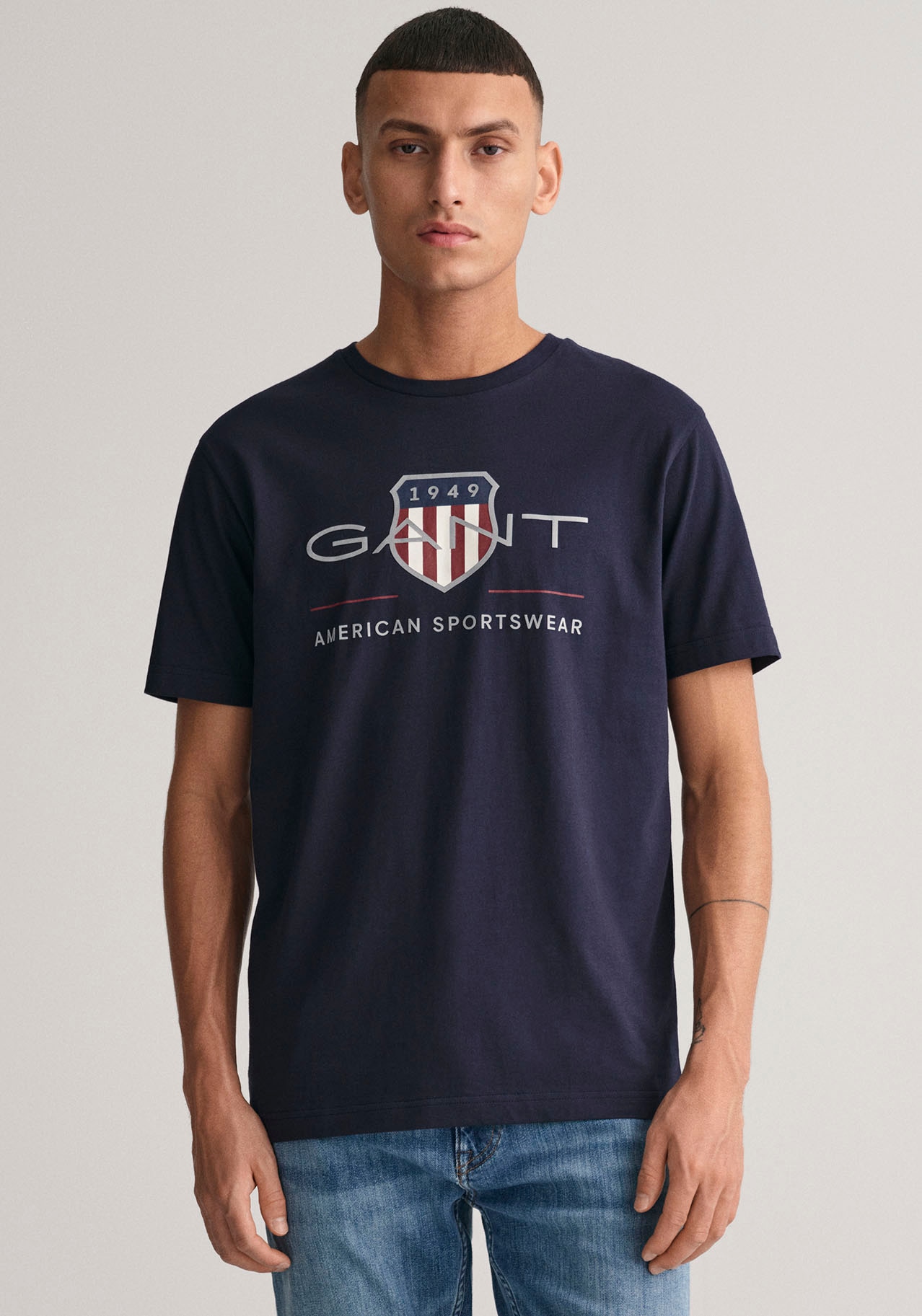 T-Shirt »REG ARCHIVE SHIELD SS T-SHIRT«, mit Logodruck auf der Brust