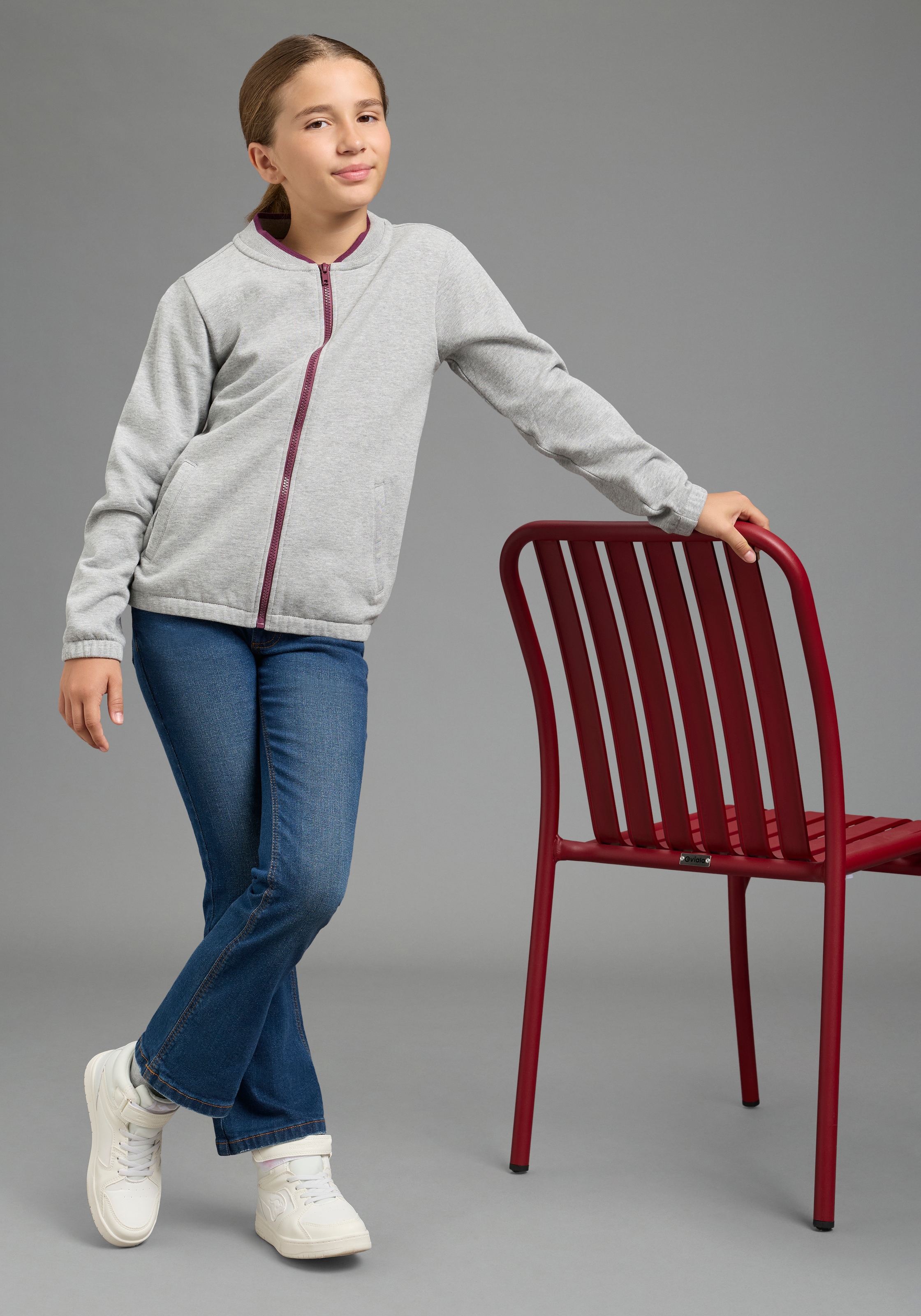 KangaROOS Veste sweat »Modische KangaROOS Sweatjacke mit kontrastfarbigen Ringel im Bündchen« Veste sweat à la mode, coupe longueur hanches, avec fermeture éclair