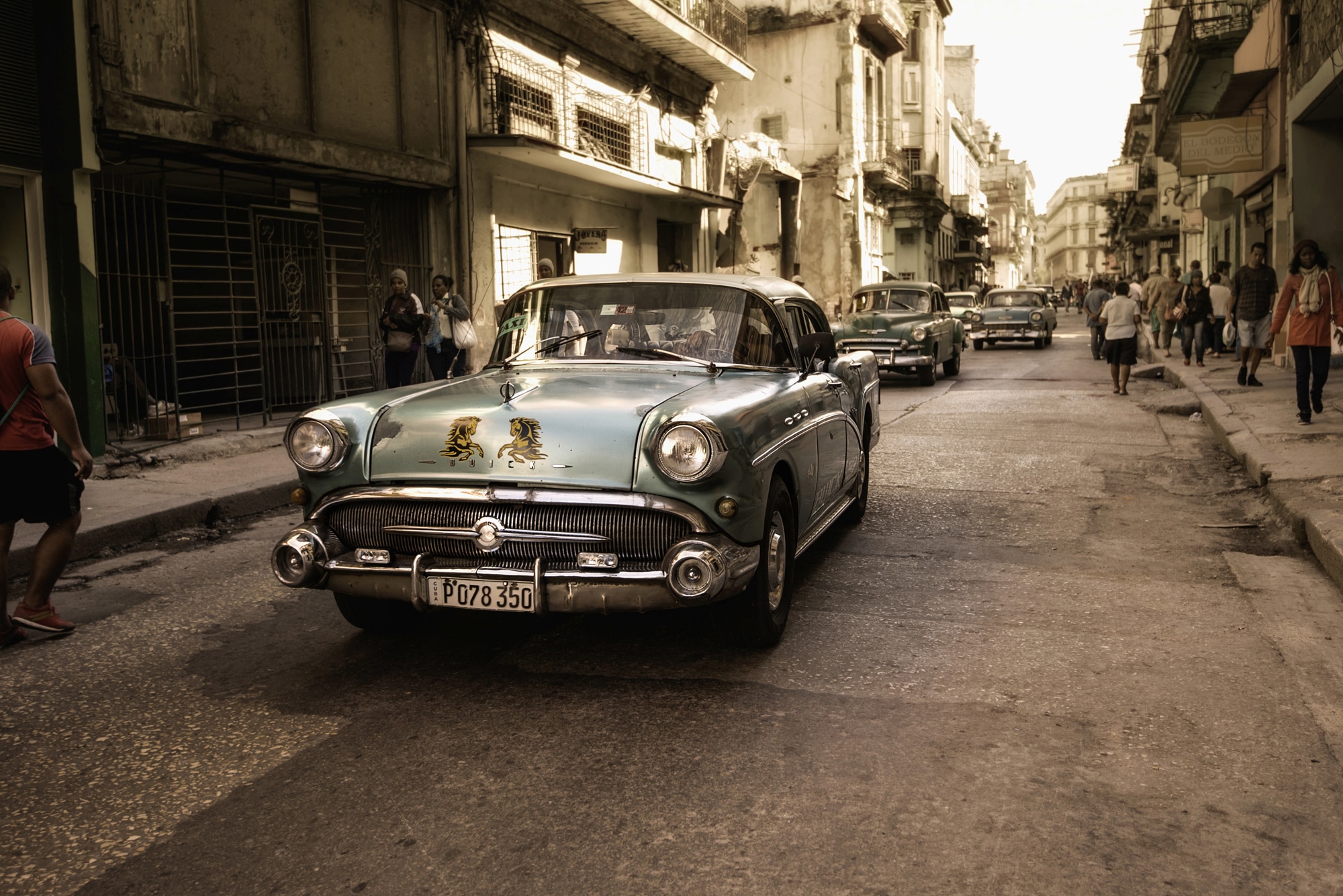 Image of Papermoon Fototapete "Photo-Art ALPER UKE, ALTE HAVANNA-STRAssE"