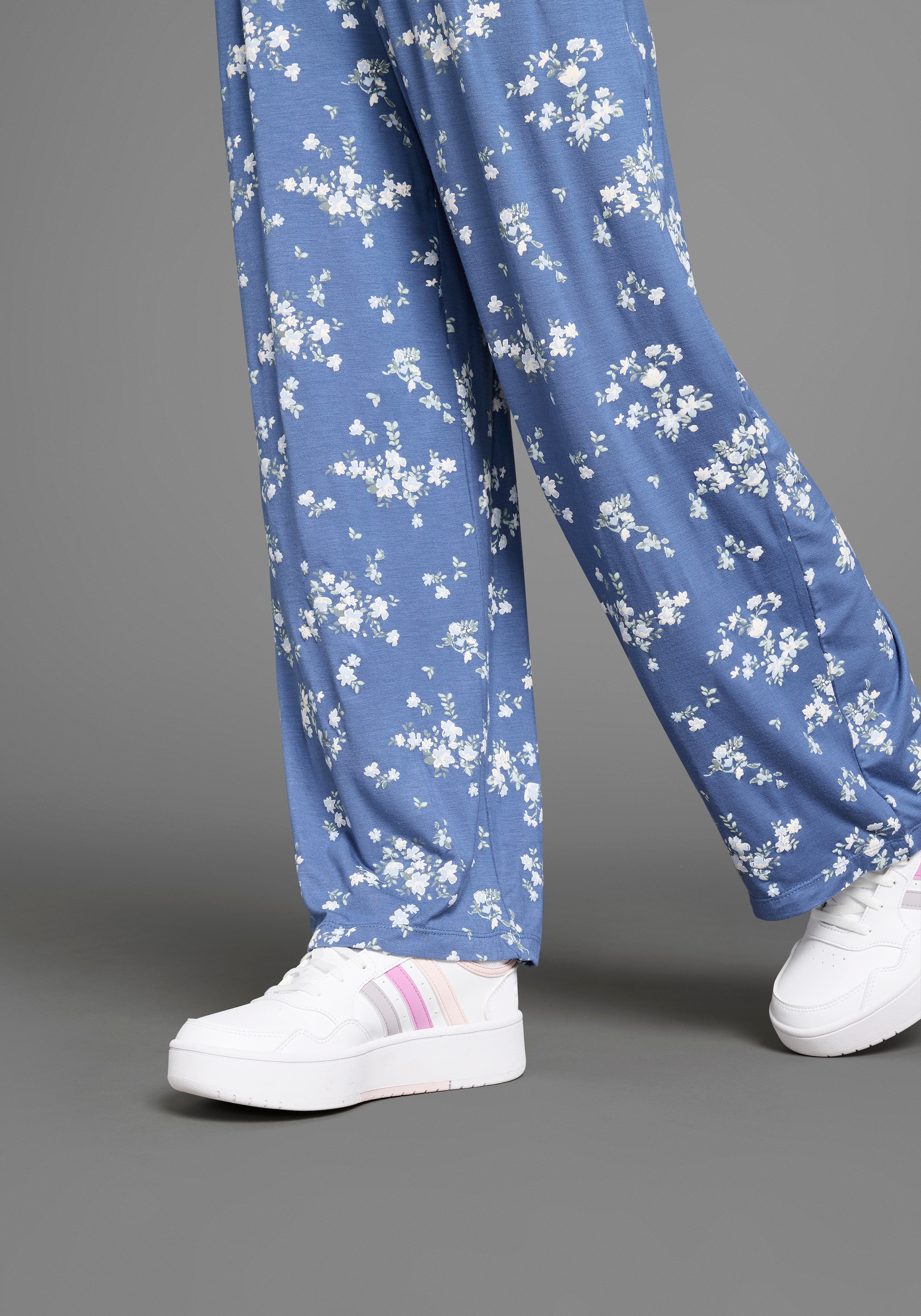 KIDSWORLD Pantalon à enfiler »Viskose-Hose im Blumenmuster«  pantalon tendance à motif floral