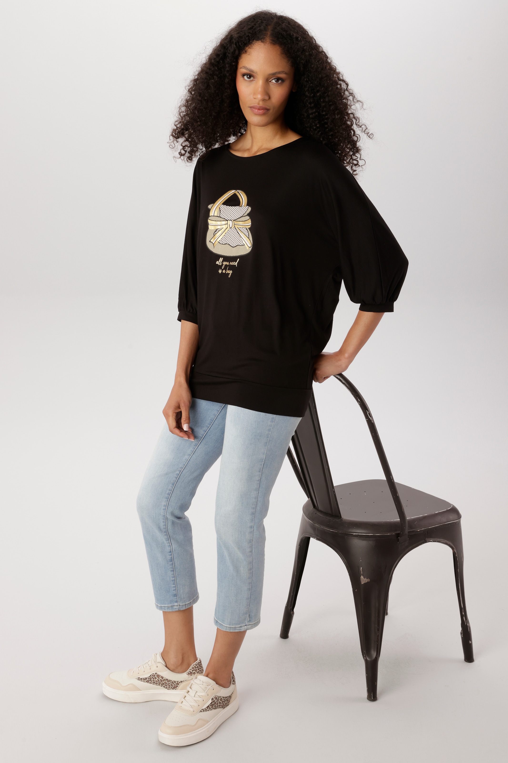 Aniston SELECTED T-shirt oversize avec impression décorative dorée sur la poche avant - NOUVELLE COLLECTION