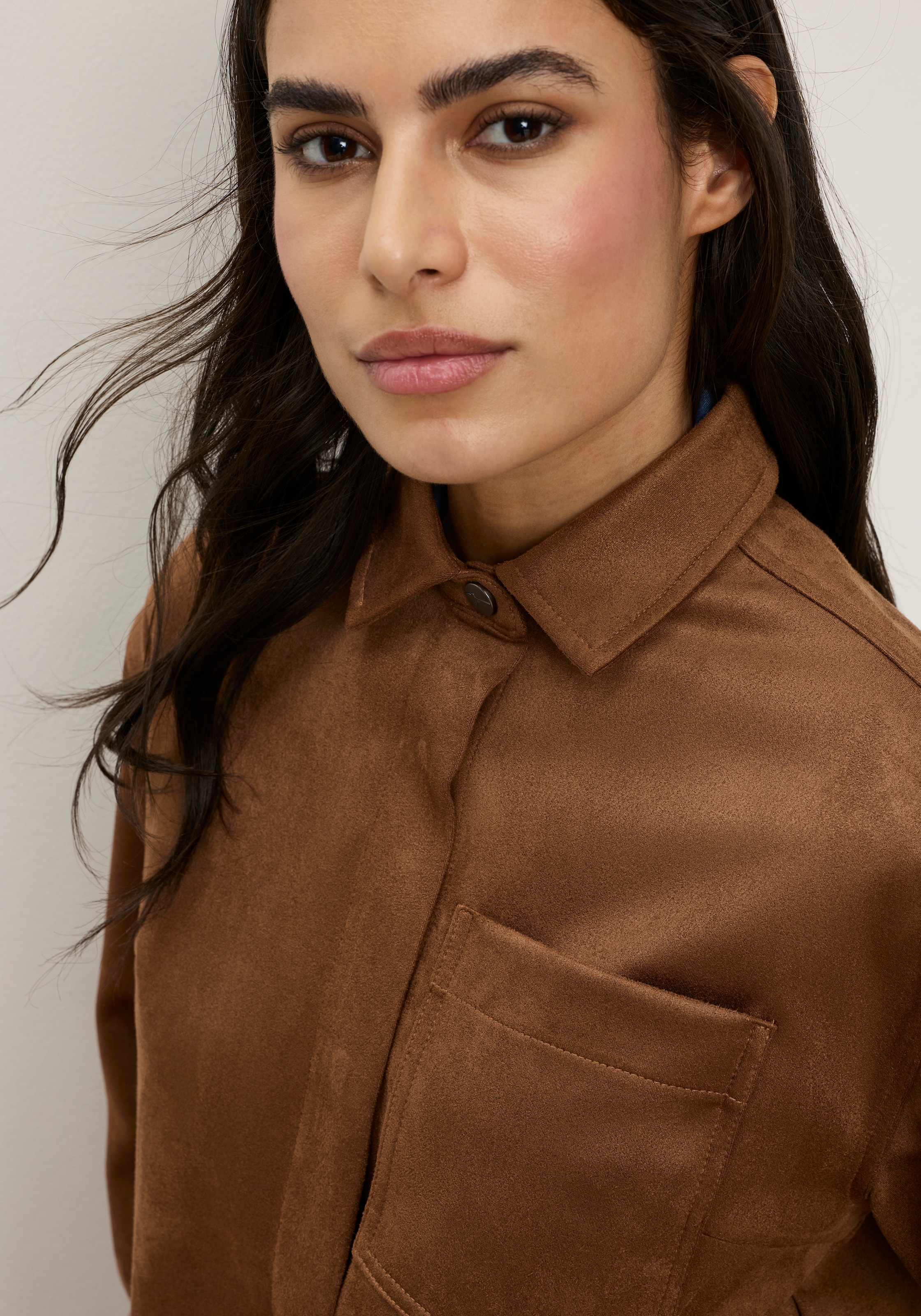 Tamaris Veste en imitation cuir »aus weichem Veloursleder-Imitat« Longueur couvrant les hanches, avec patte de boutonnage