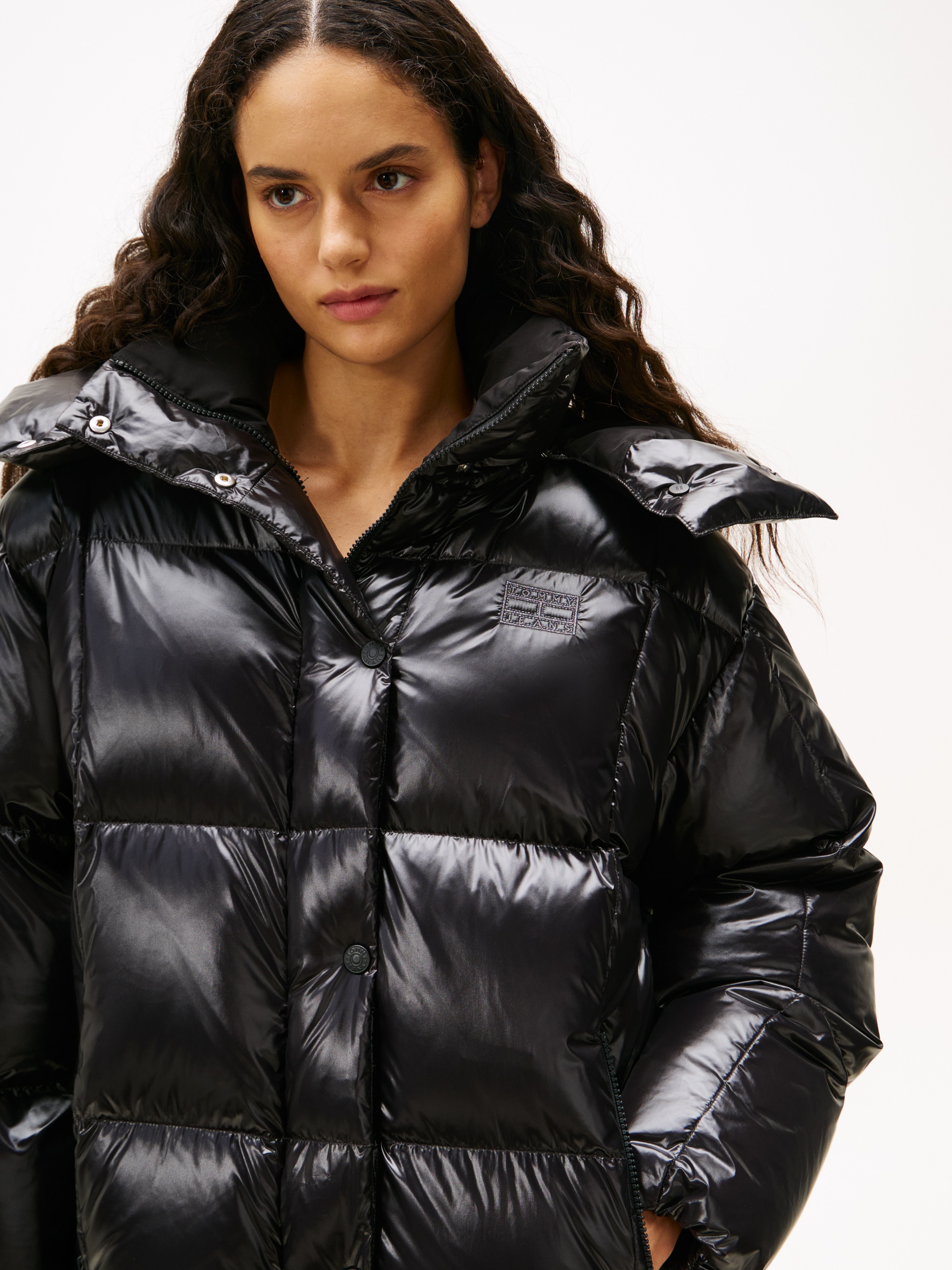 Tommy Jeans Steppmantel »TJW ALASKA GRID SHNY OVS DWN PFR«, mit glänzender Oberfläche
