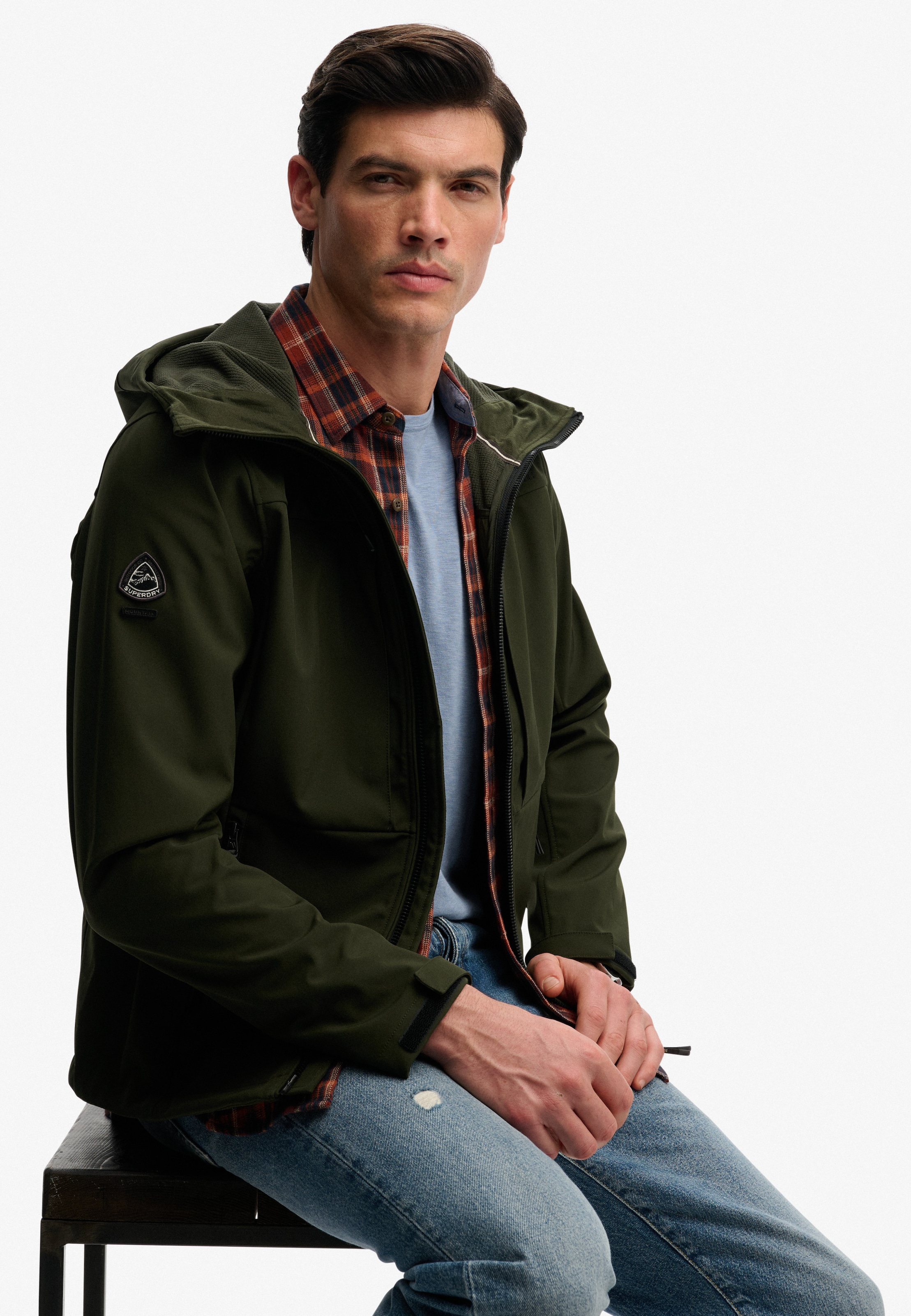 Superdry Veste d'extérieur »HOODED SOFTSHELL TREKKER JKT« avec capuche avec mélange de matériaux polyester et élasthanne, coupe décontractée