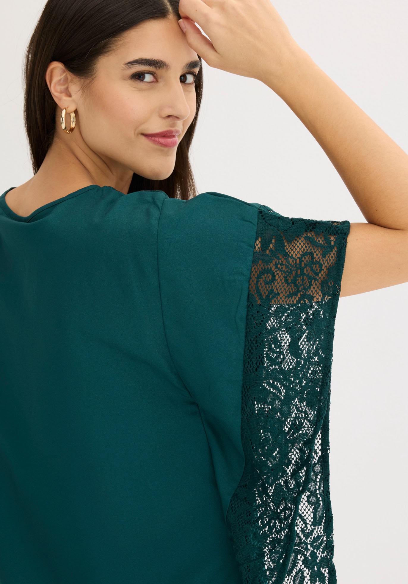 bonprix Blouse à manches longues figurumspielende Passform, aus Polyester, mit Applikationen