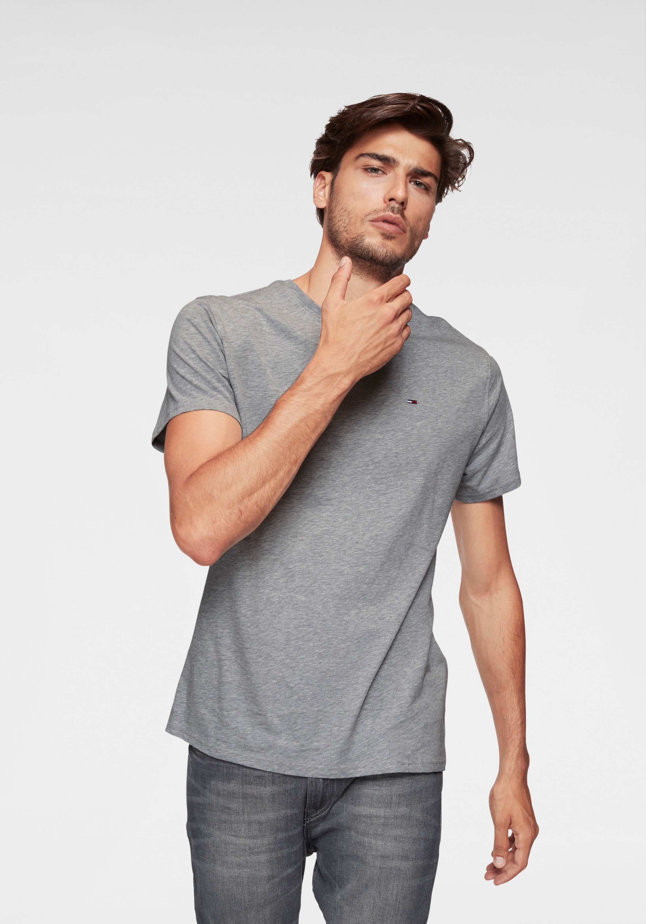 Tommy Jeans T-Shirt »TJM ESSENTIAL SOLID TEE«, mit Rundhalsausschnitt und dezenter Logo-Flag