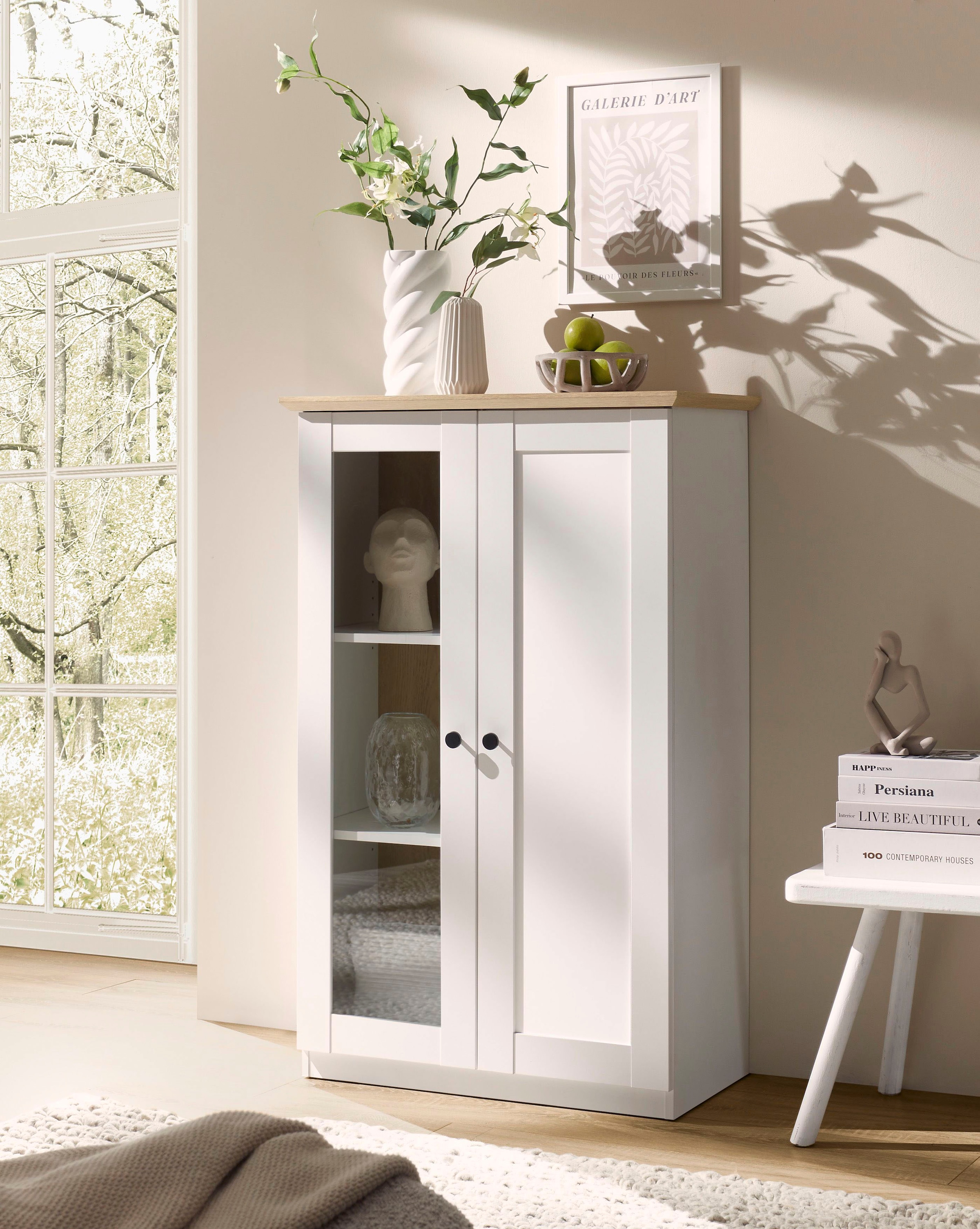 GOODproduct Vitrine »Brest, Standvitrine im Landhausstil, Glasvitrine, Vitrinenschrank« schwarze Metallgriffe, ausreichend Stauraum, Glastür, 123 cm hoch