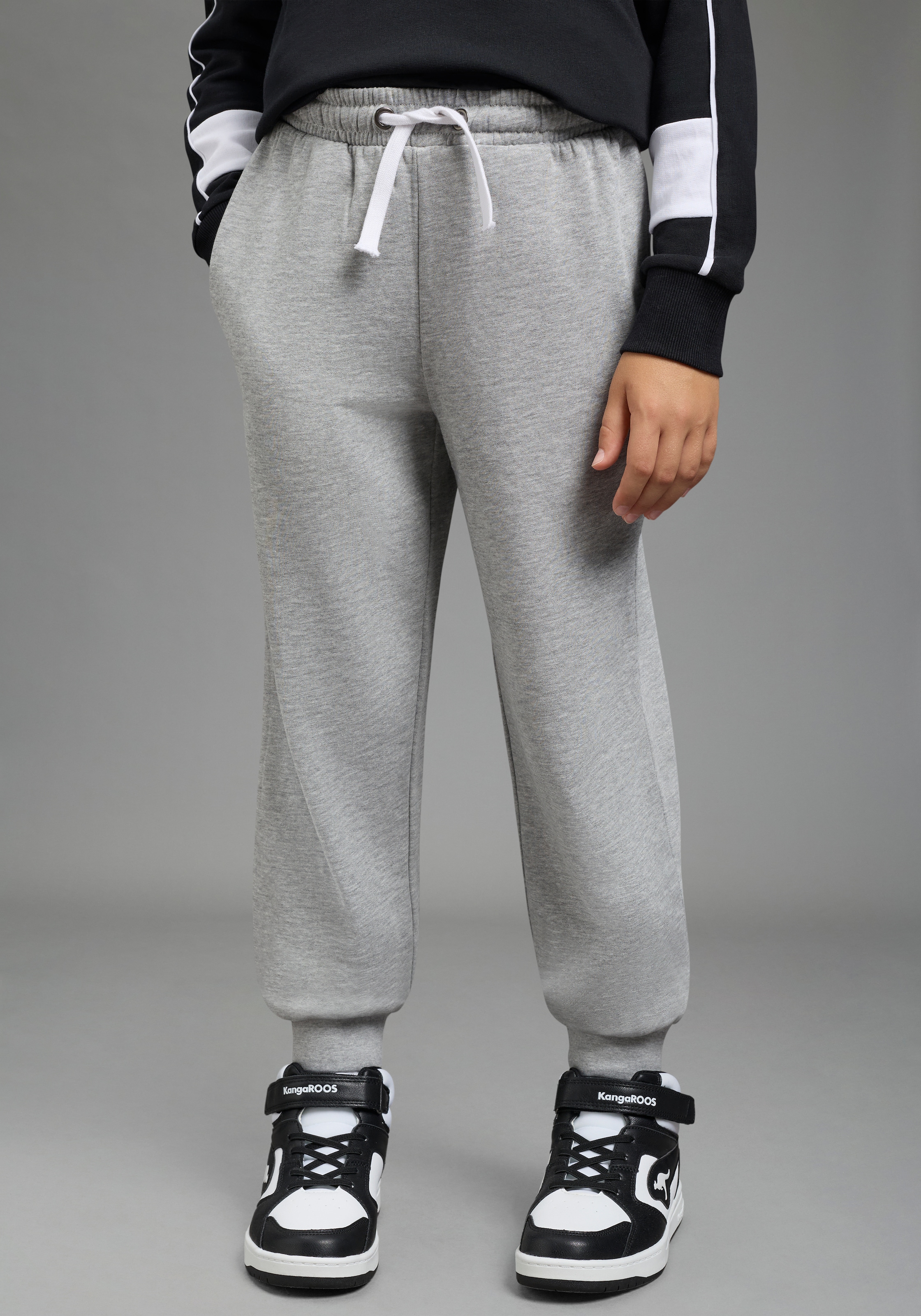 KangaROOS Sweathose »Joggingshose mit Logo-Stickerei«  , lässige Sweathose