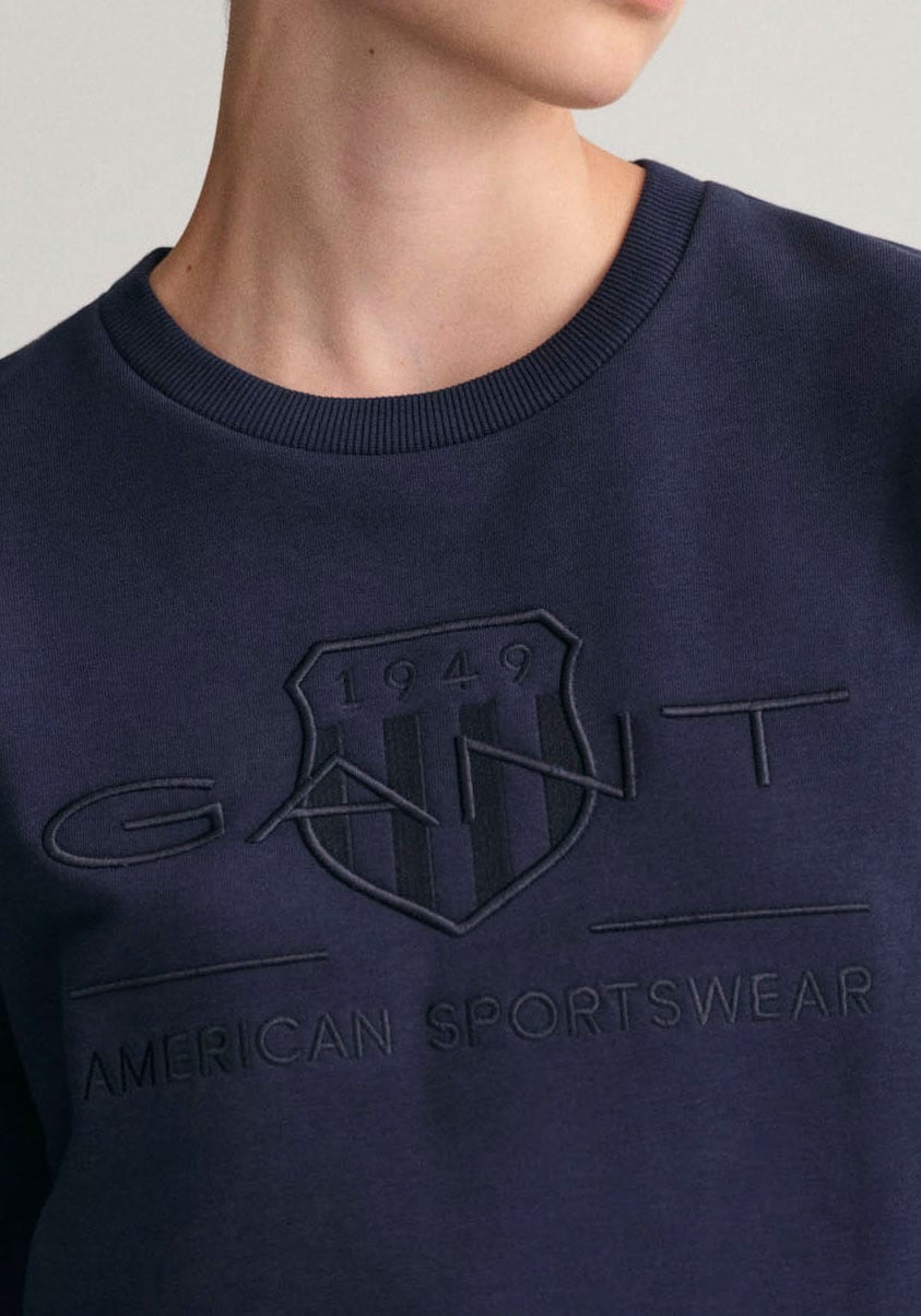 ♕ Gant Sweatshirt »REG TONAL SHIELD C-NECK SWEAT«, mit glänzendem Archive  Shield-Emblem auf der Brust versandkostenfrei kaufen | Jogginghosen