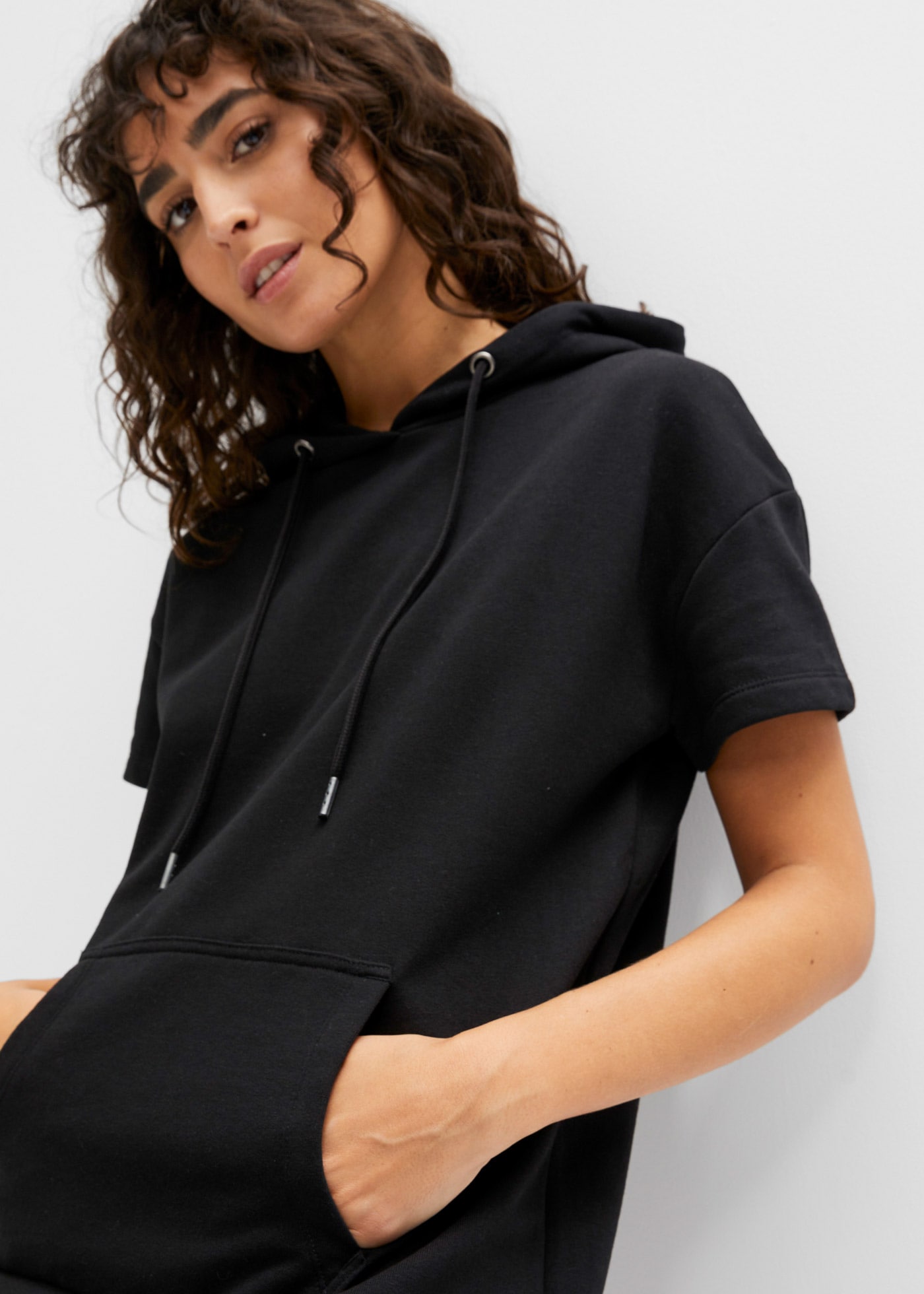 bonprix Robe en sweat aus Baumwolle, Loose fit, mit Kapuze, mit Kangaroo-Tasche, Kurzarm