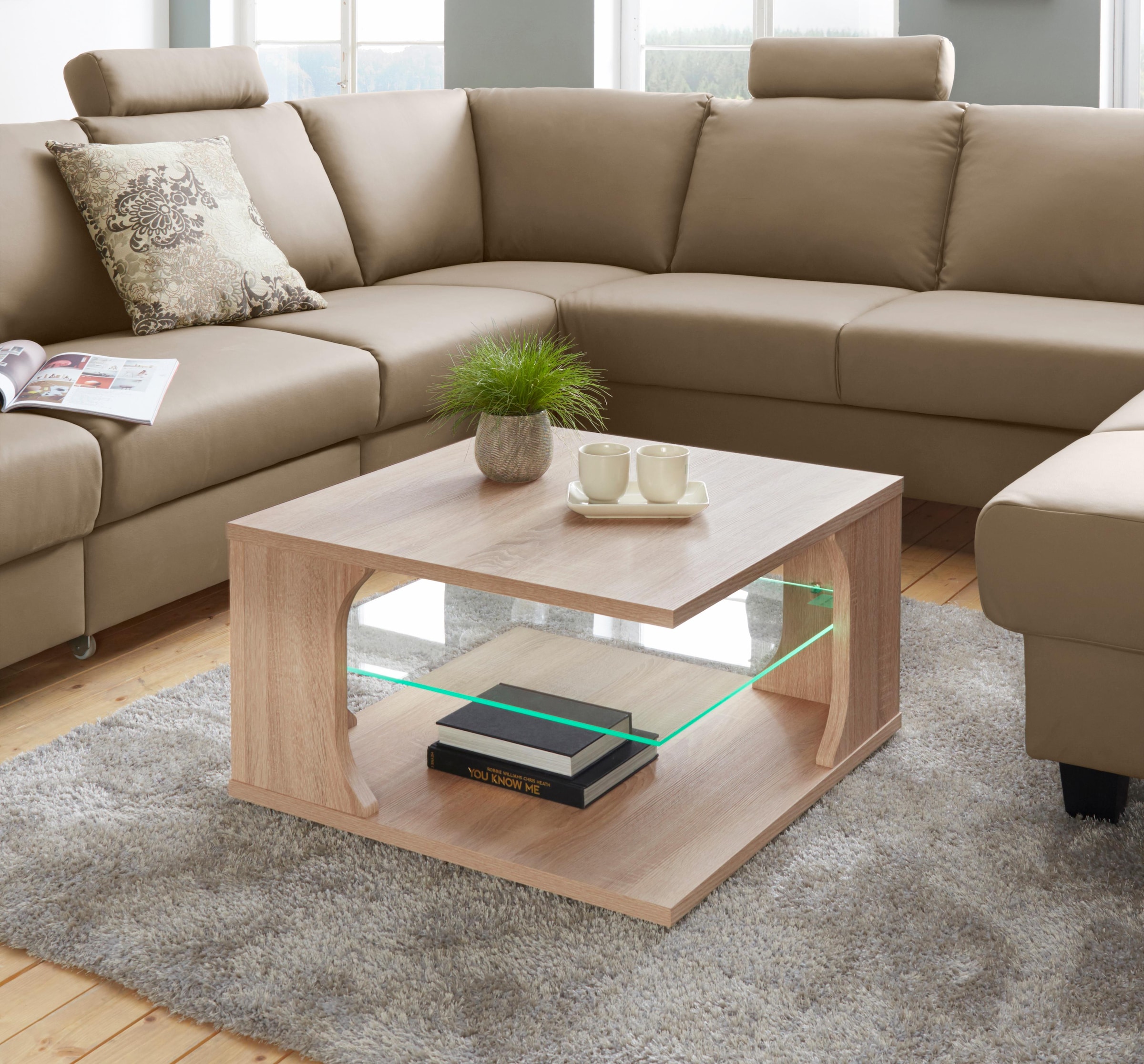 moderner Couchtisch mit Glasplatte als Zwischenablage