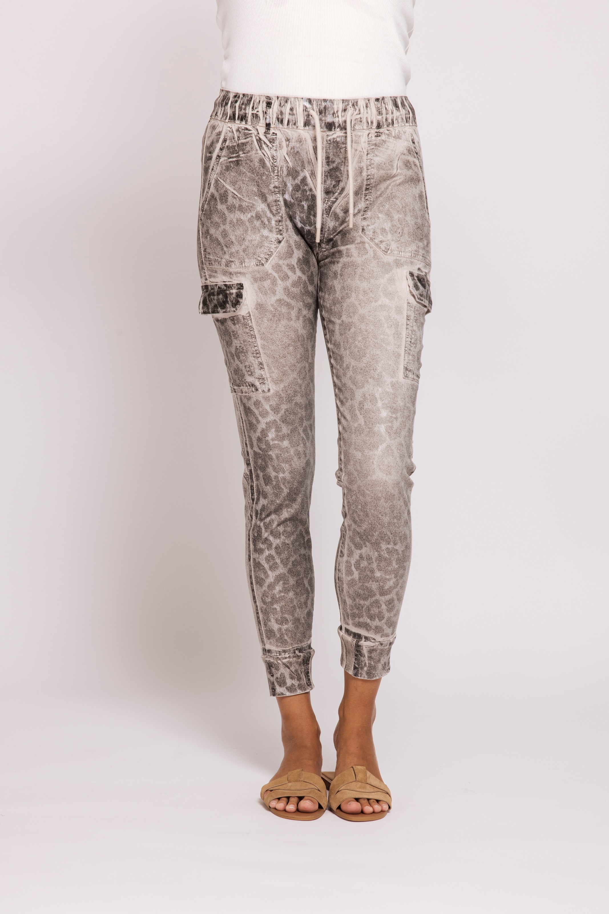 Image of Zhrill Cargohose "ZHDAISEY Leoprint" Slim fit Passform, mit Cargotaschen, Eingrifftaschen und Gesässtaschen