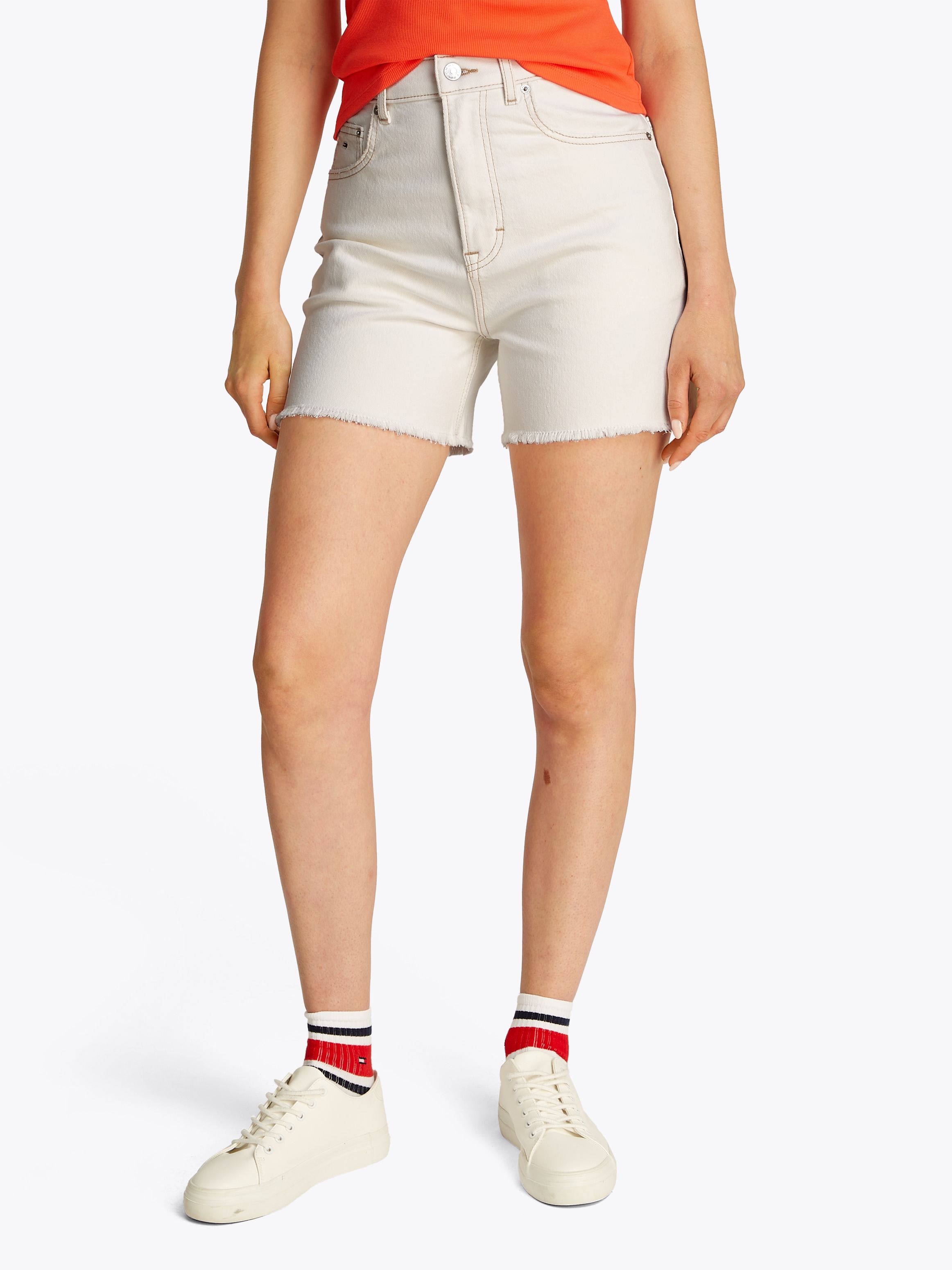 Image of Tommy Jeans Shorts "MOM SHORT BI8194" mit Logo-Badge, ausgefranster Kante