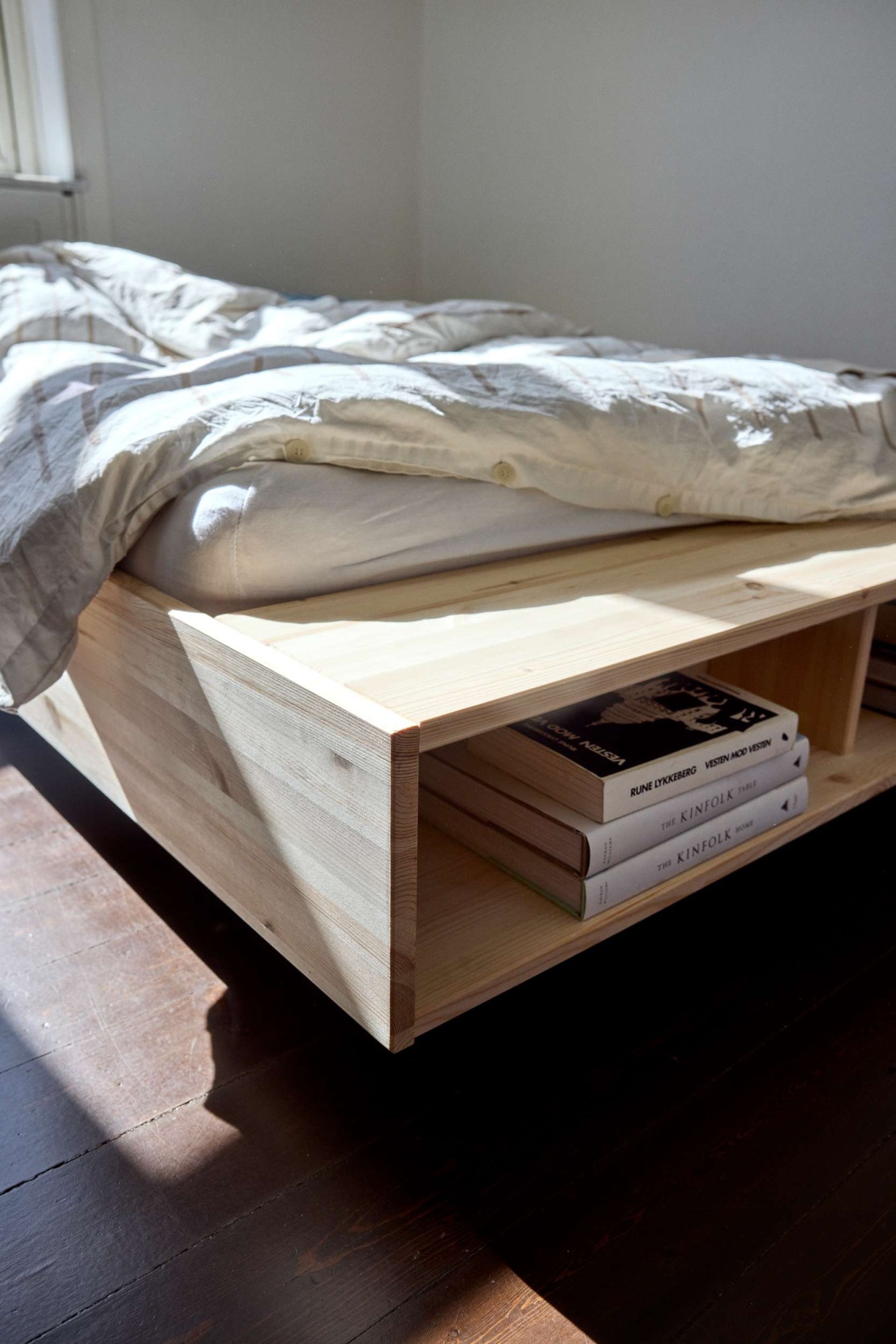 Karup Design Lit de rangement »Merge Bed Bettgestell m. integrierter Bank m. Stauraum, mehrere Grössen« inkl. Lattenrost, excl. Matratze, FSC®-zertifiziertes Massivholz