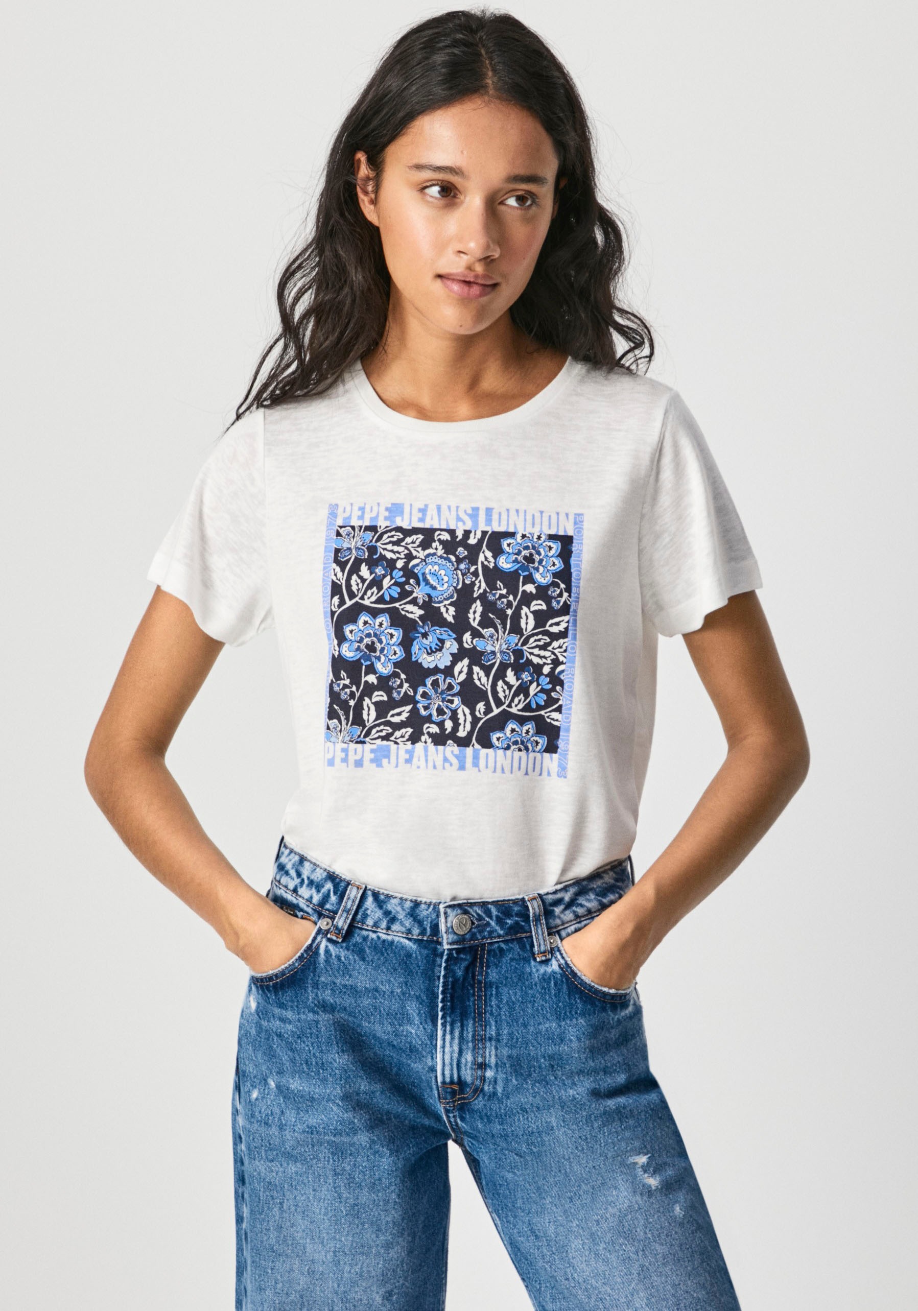 Image of Pepe Jeans Kurzarmshirt »ANDREA«, mit grossem floralen Frontprint und Markenschriftzug bei Ackermann Versand Schweiz