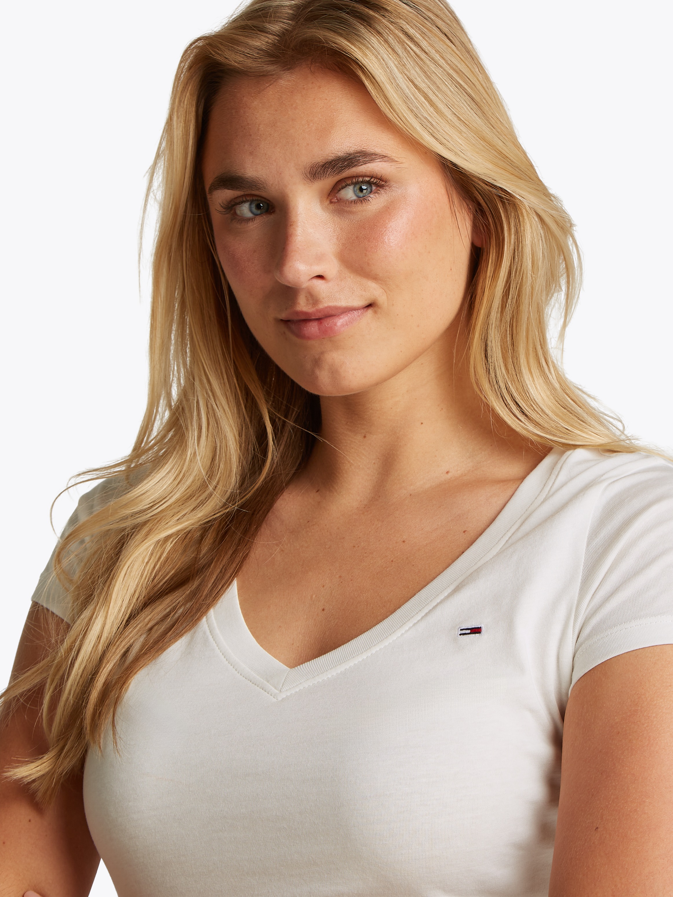 Tommy Jeans Kurzarmshirt »TJW SLIM V-NECK TEE«, mit Logo-Stickerei