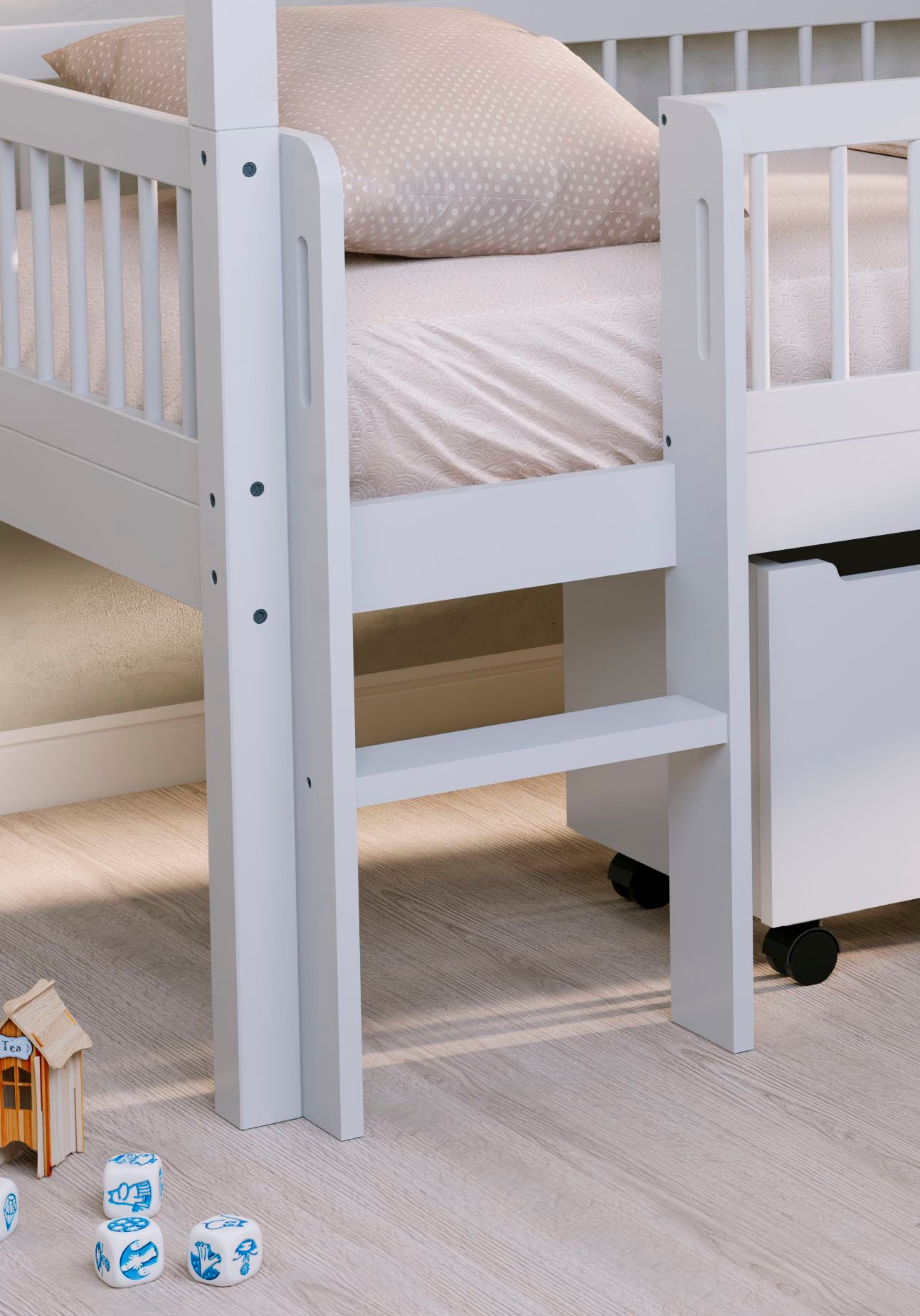 Vipack Hausbett »Inkl. Dachaufbau, Leiter, Rutsche und Rolllattenrost, Made in Europe« wahlweise mit und ohne dekorativem Textilhimmel erhältlich,  hochwertig und stabil bebaut, Buche massiv weiss lackiert