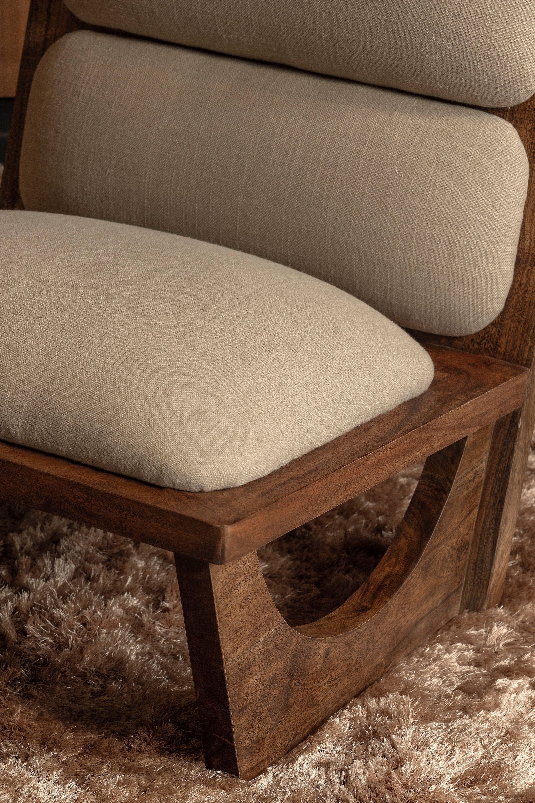 WOOOD Loungesessel »Opulent mit Bouclé-Bezug und Akazienholz-Gestell B 70 x T 80 x H 75 cm« Sichtbare Maserung, Tragkraft 150 kg, vollständig montiert geliefert