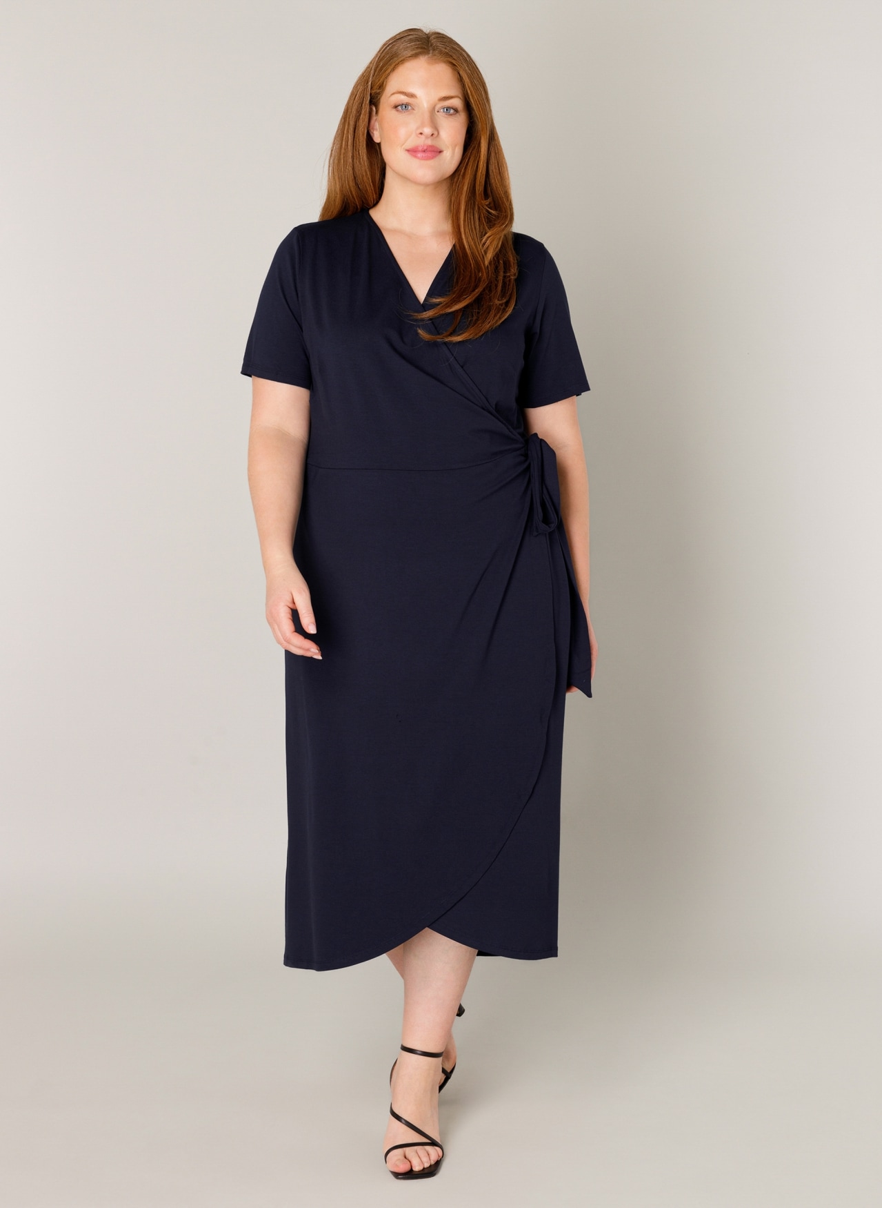 Base Level Curvy Wickelkleid »Abbie«, Weich fliessende Viskose-Mischqualität