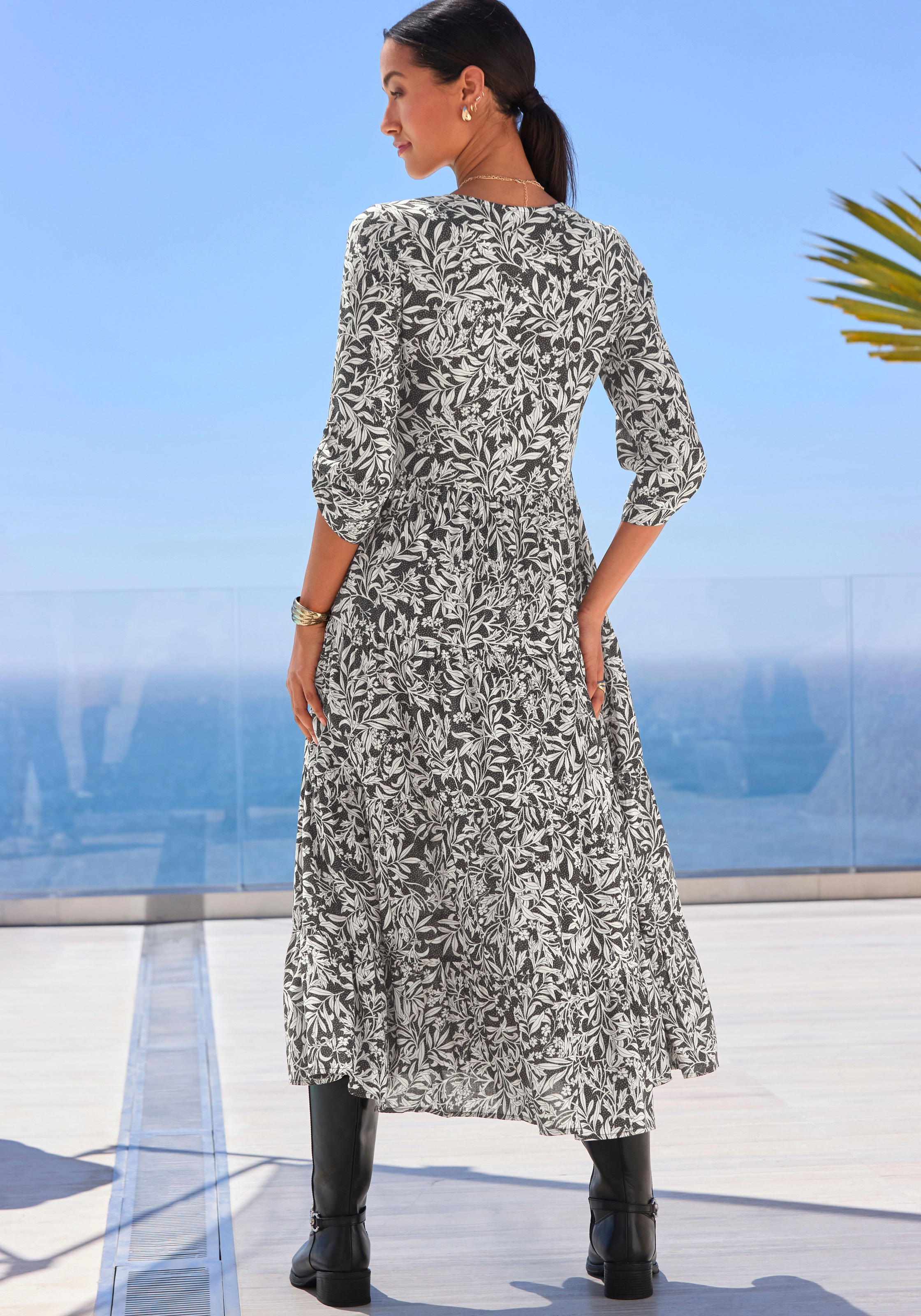 LASCANA Maxikleid »mit Blätterprint aus gewebter Viskose, locker bequemer Look« Webkleid mit 3/4-Ärmeln, Herbstkleid, Kaftankleid mit weitem Rockteil