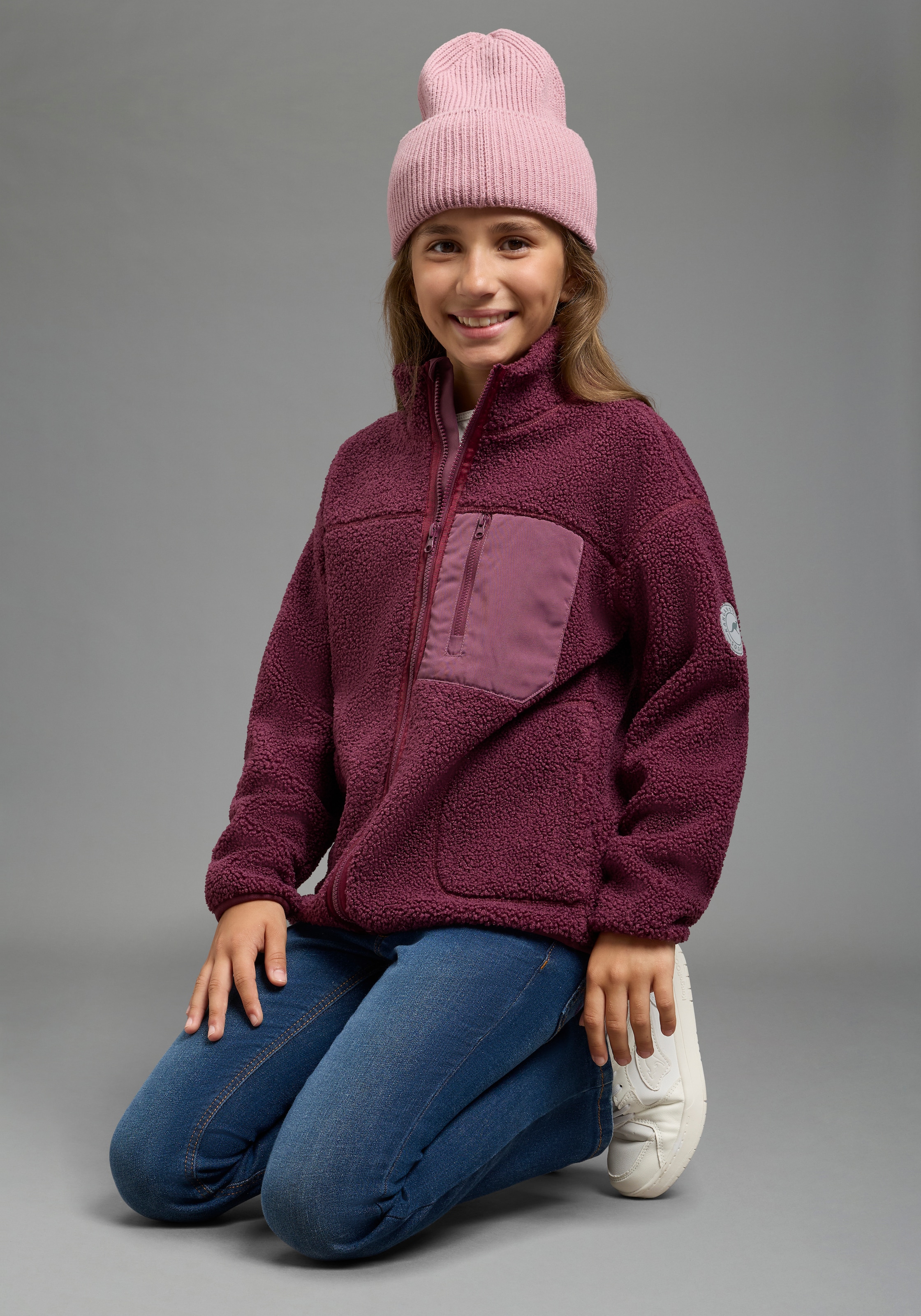 KangaROOS Veste sweat »Fleecejacke, Kuschel-Jacke mit reflektierendem KangaROOS Badge« Veste douce en peluche teddy, parfaite pour enfiler