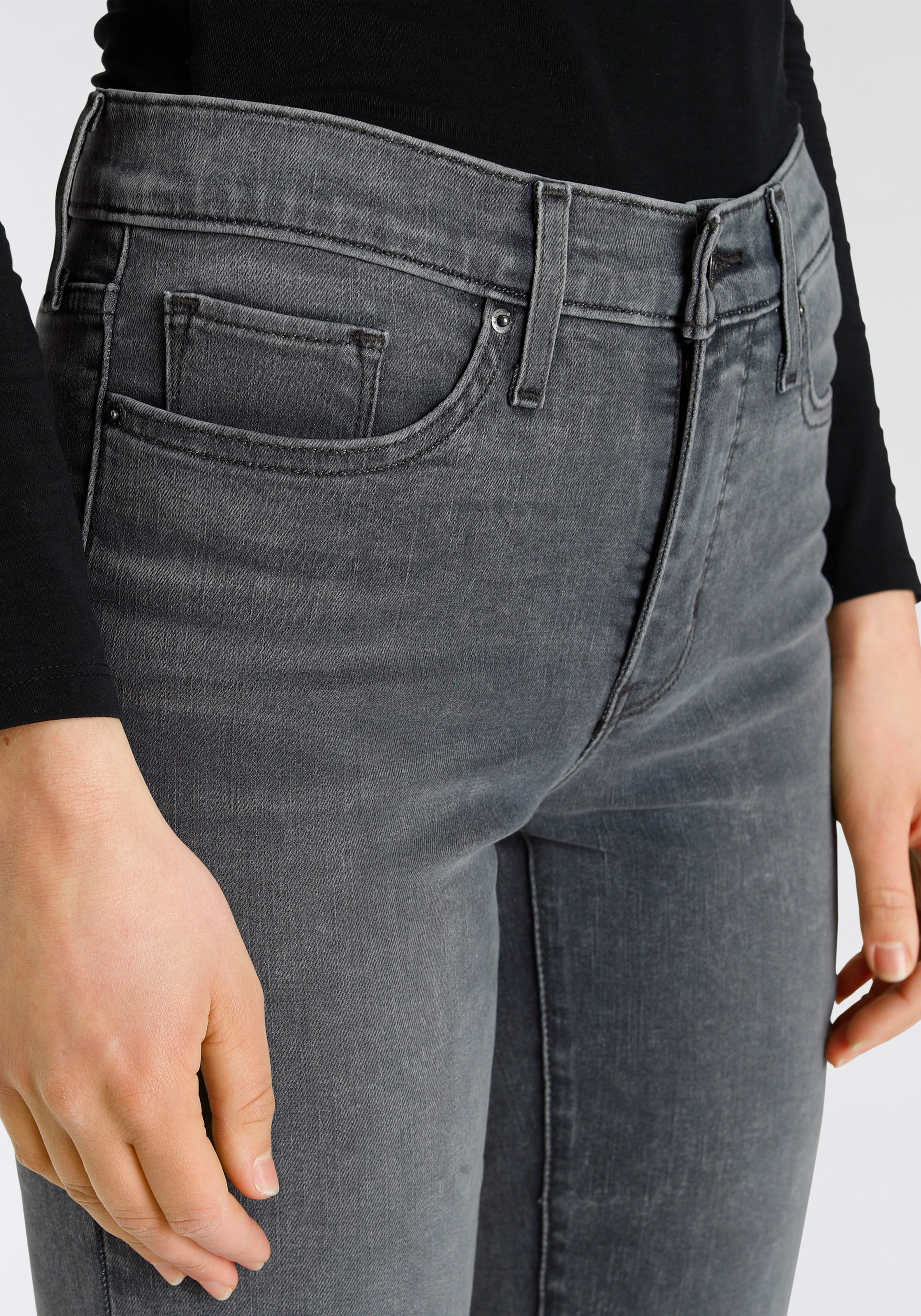 ♕ Levi's® Gerade Jeans »314 Shaping Straight« versandkostenfrei bestellen