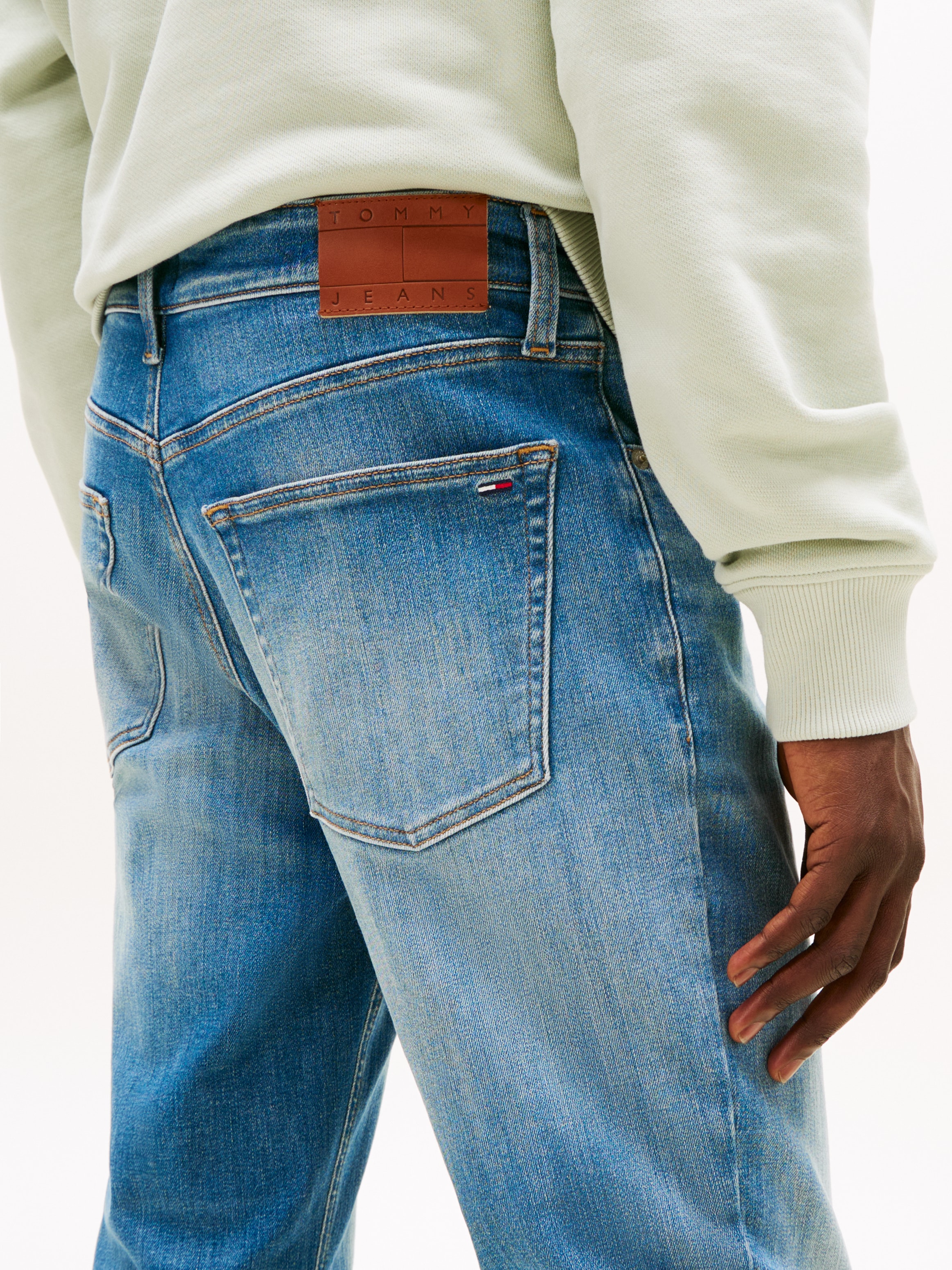 Tommy Jeans Gerade Jeans »Scanton Slim«, Mit Markenlabel aus Leder hinten