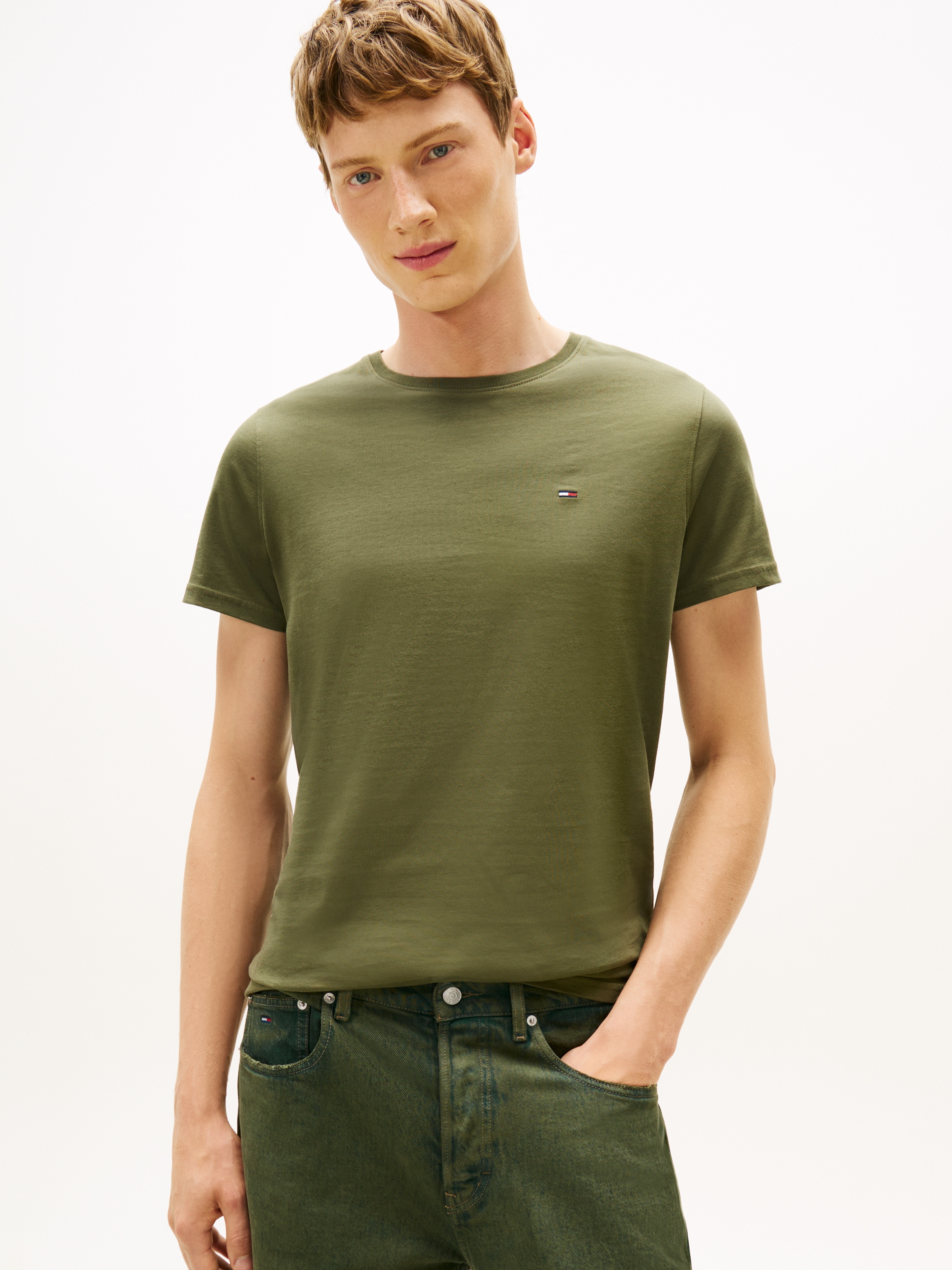 Tommy Jeans T-Shirt »TJM ESSENTIAL SOLID TEE« mit Rundhalsausschnitt und dezenter Logo-Flag