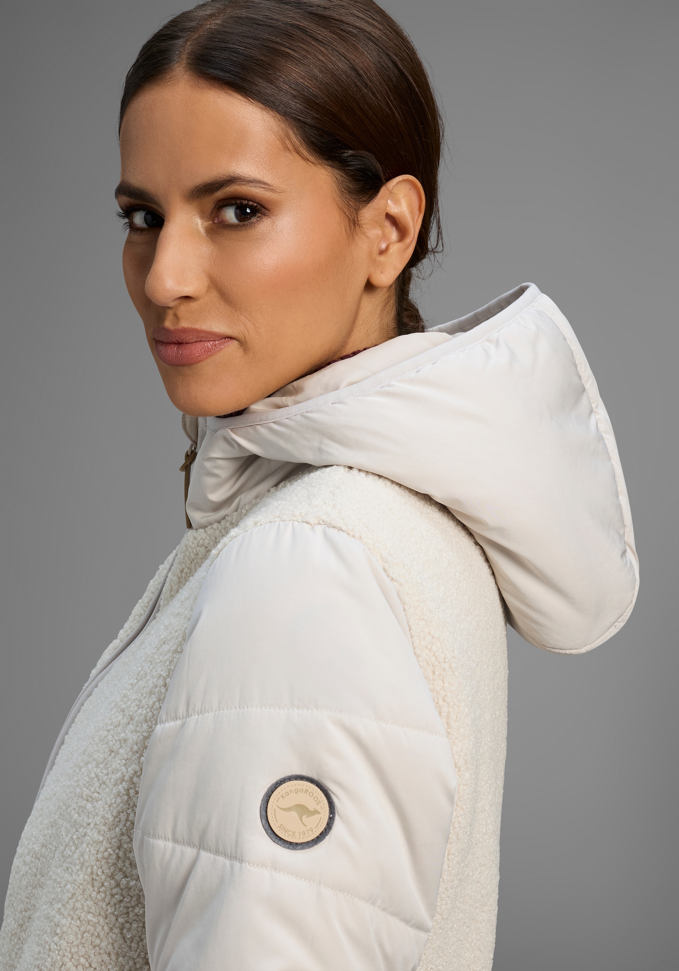 KangaROOS Hybridjacke mit Kapuze Übergangsjacke aus Teddy-Fleece mit gesteppten Ärmeln und Kapuze