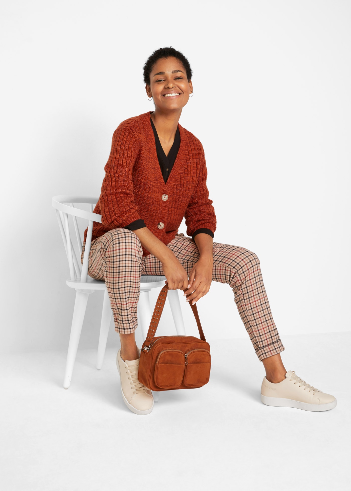 bonprix Veste en tricot »Grobe Strickjacke mit recycelter Baumwolle« bequeme Passform, melierte Optik, mit dekorativen Knöpfen