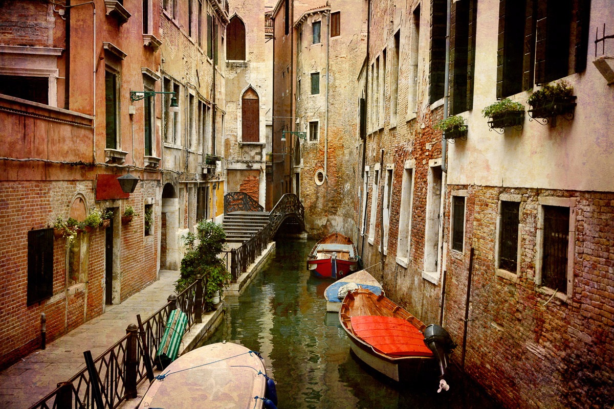 Image of Papermoon Fototapete »Venedig Strasse«, Vliestapete, hochwertiger Digitaldruck, inklusive Kleister bei Ackermann Versand Schweiz