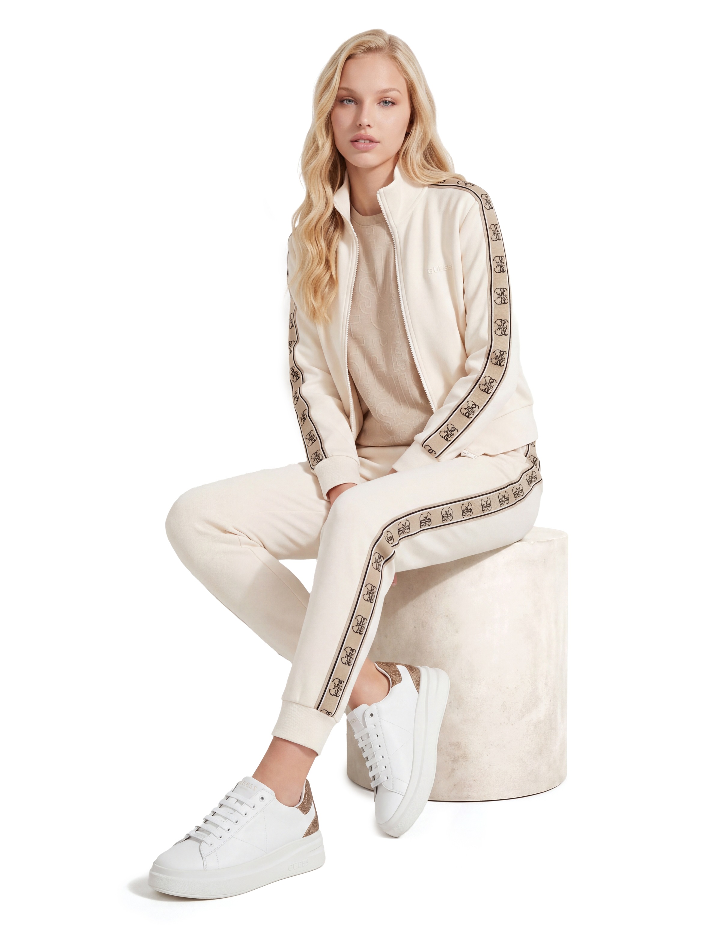 Guess Jogginghose »BRITNEY JOGGER«  mit seitlichem Logo-Tape, Slim Fit