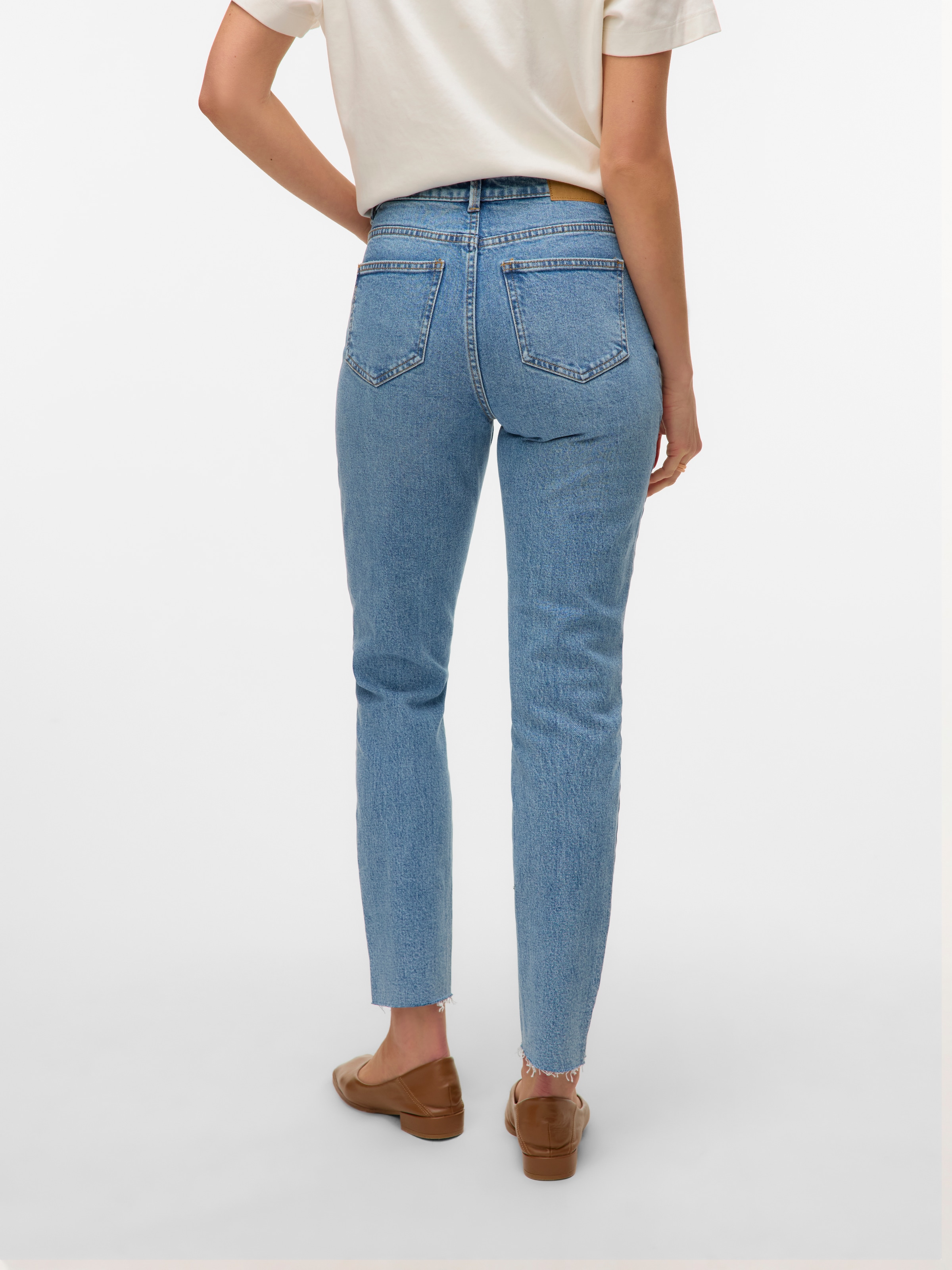 Vero Moda Straight-Jeans »VMBRENDA« mit leicht ausgefranstem Saum, stonewashed für einen Used-Look