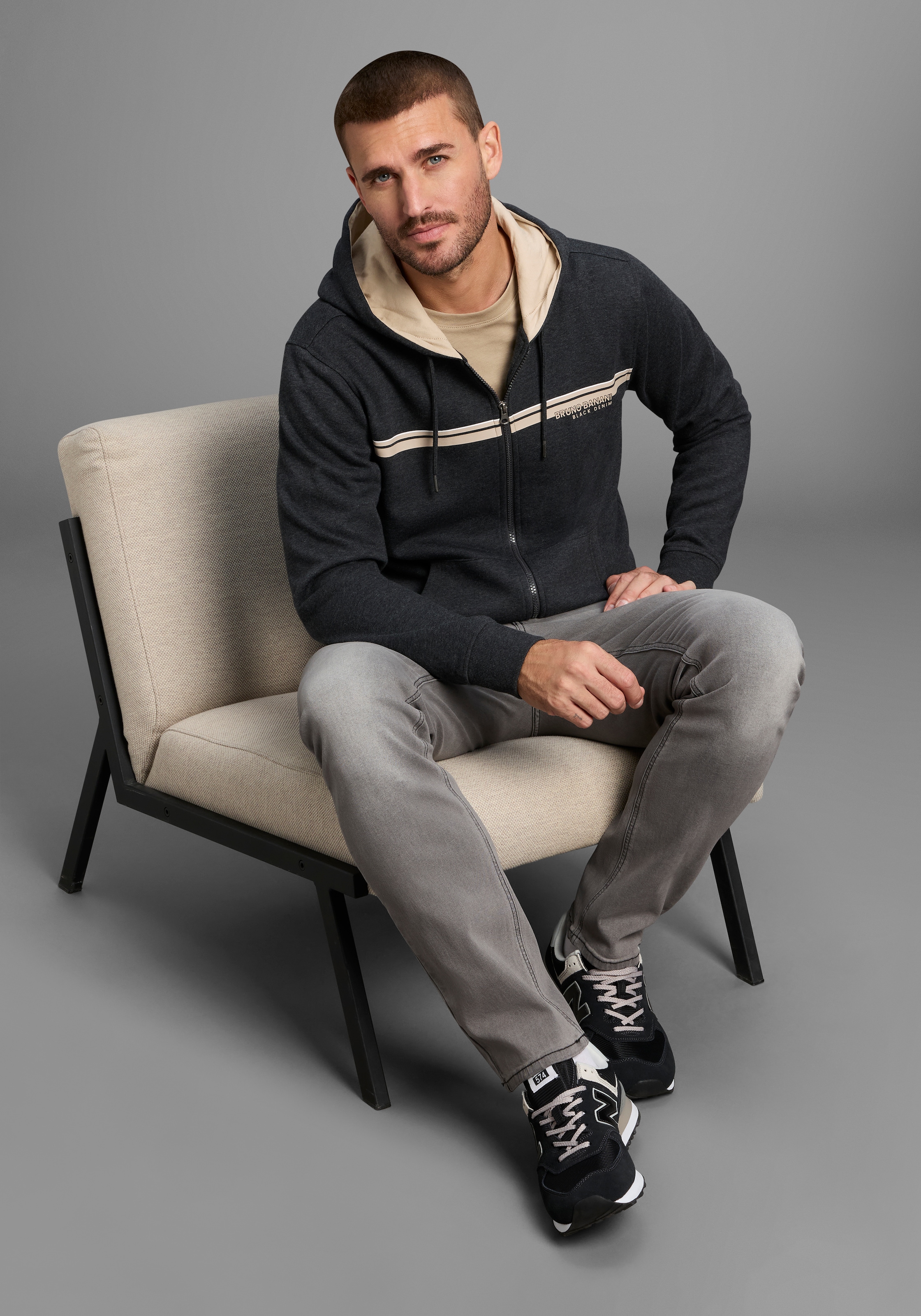 Bruno Banani Sweatjacke moderner Brustprint