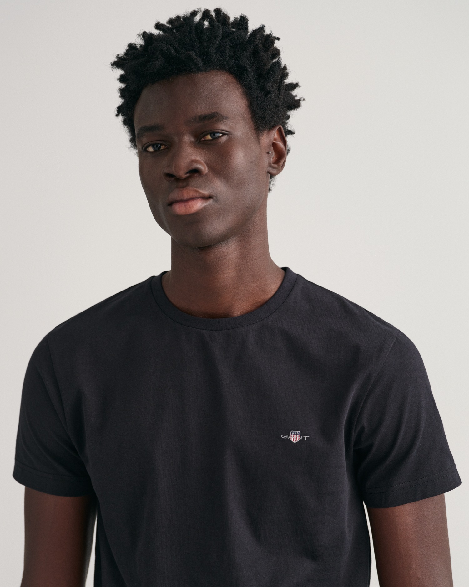 Gant T-Shirt »SLIM SHIELD SS T-SHIRT« mit Logostickerei auf der Brust