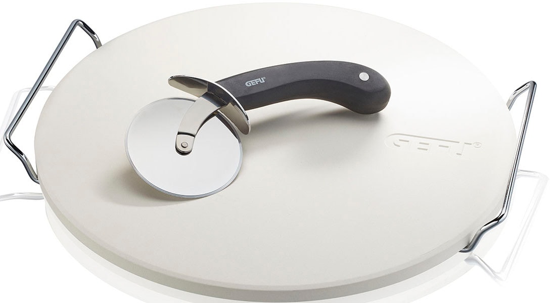 Image of GEFU Pizzastein "+ Pizzaschneider DARIOSO" Edelstahl Keramik Kunststoff Set, Pizzastein mit Gestell, rund + Pizzaschneider, 2 Stk. tlg. speichert die Hitze gleichmässig und über einen langen Zeitraum