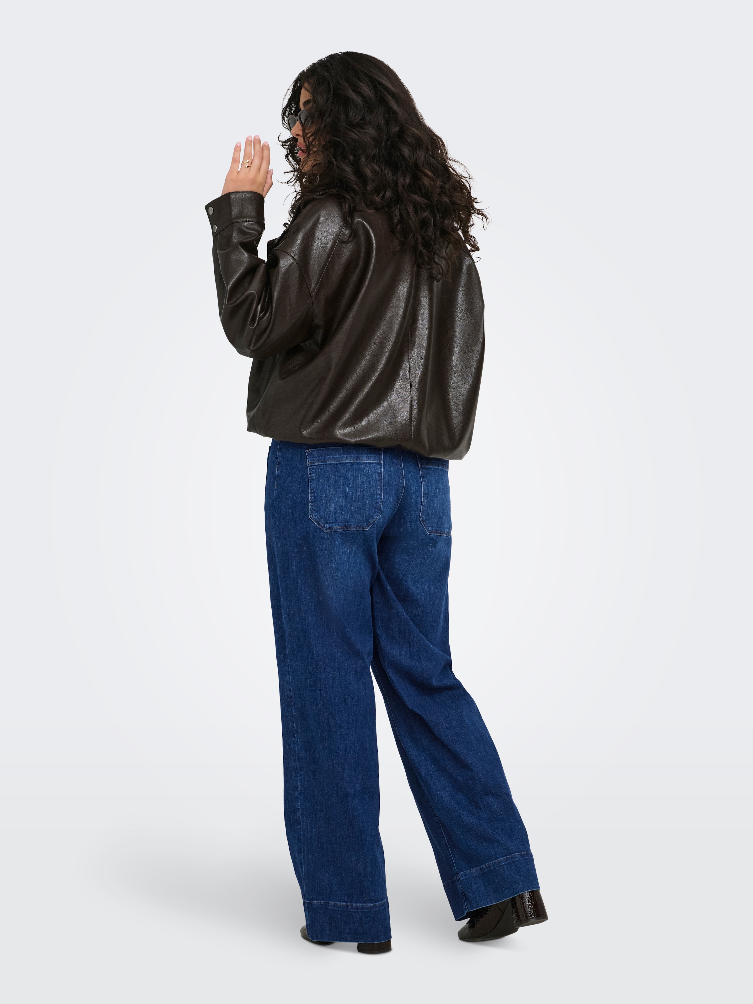 ONLY CARMAKOMA Jeans taille haute »CARMADISON-WAUW HW POCKET WIDE BOX NOOS« Mélange de coton, taille haute, aspect denim foncé légèrement lavé