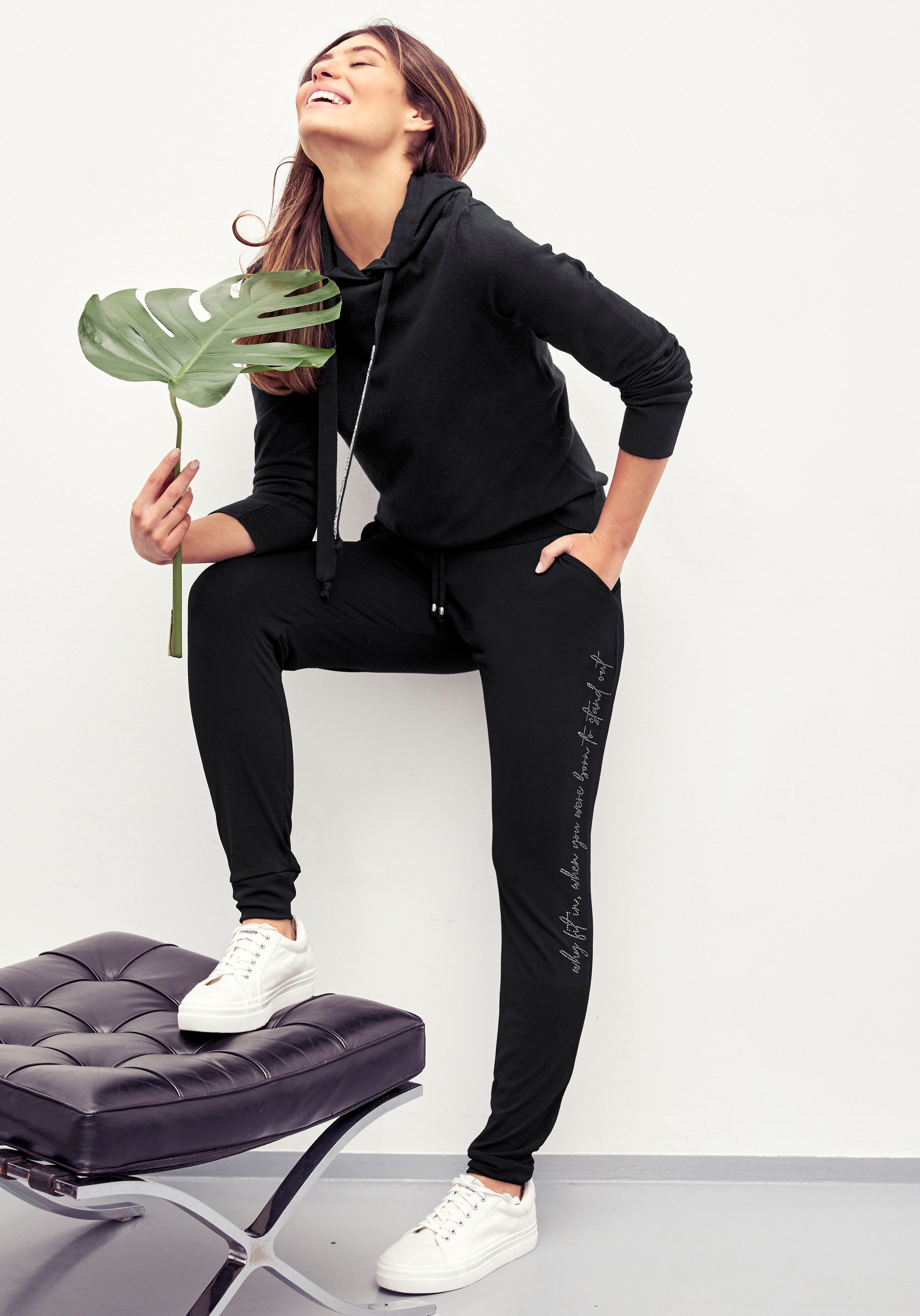 Laura Scott mit Kapuze und glitzernden Bändern