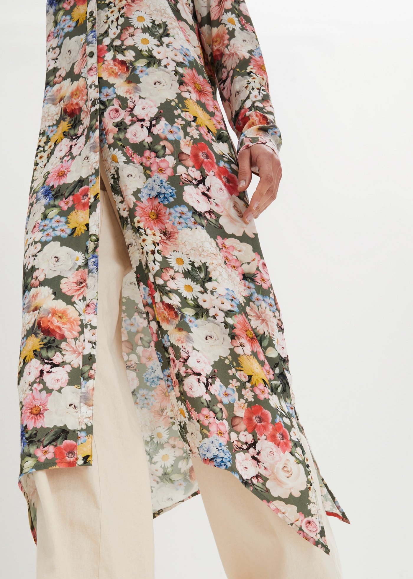 bonprix Chemisier long »Longbluse aus fliessender Viskose« extrem lange Form, aus Viskose, mit Blütendruck, mit Hemdblusenkragen