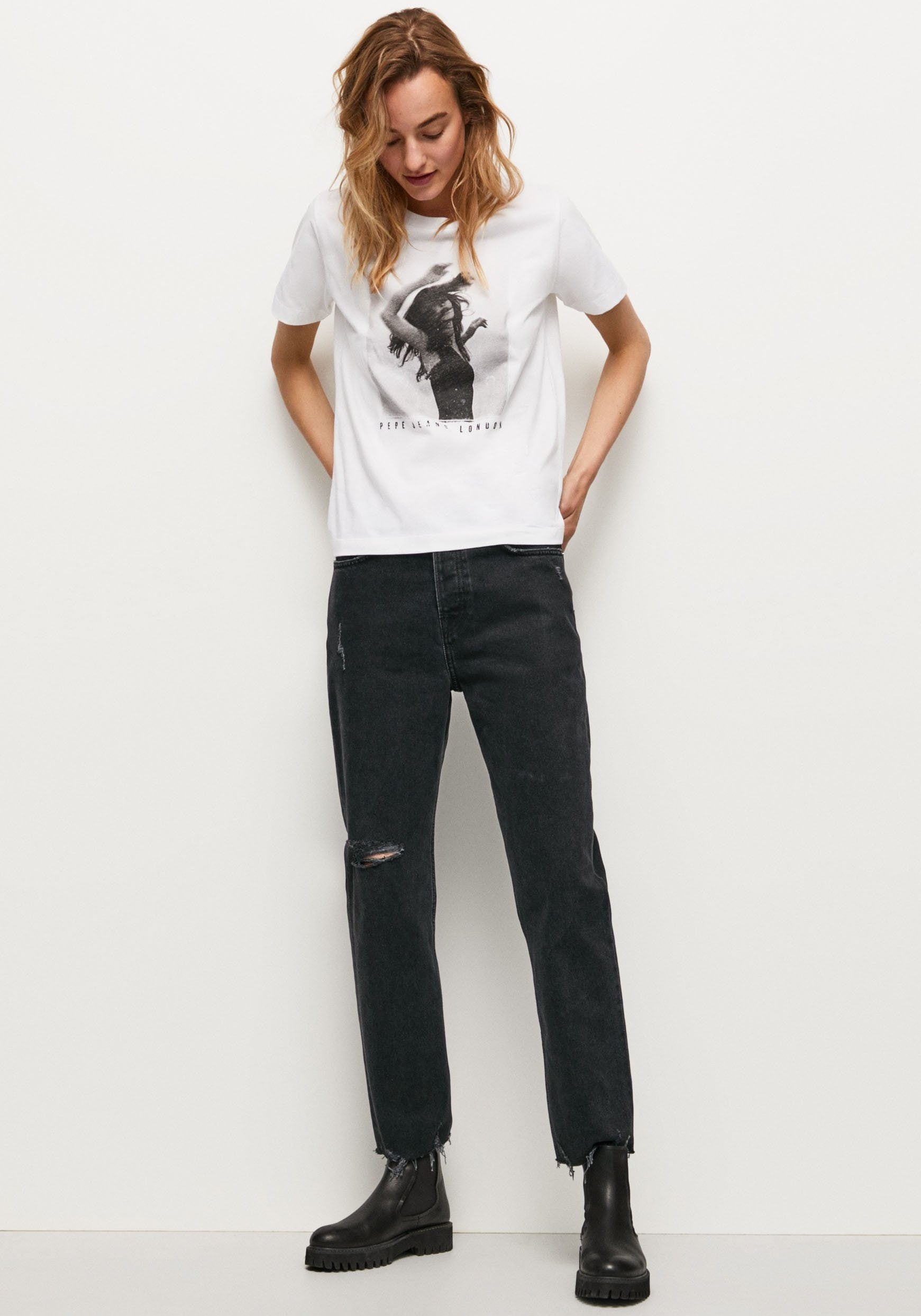 Frontprint und T-Shirt figurbetonter Jeans Pepe bestellen Passform markentypischem mit in ♕ versandkostenfrei »SONYA«, tollem