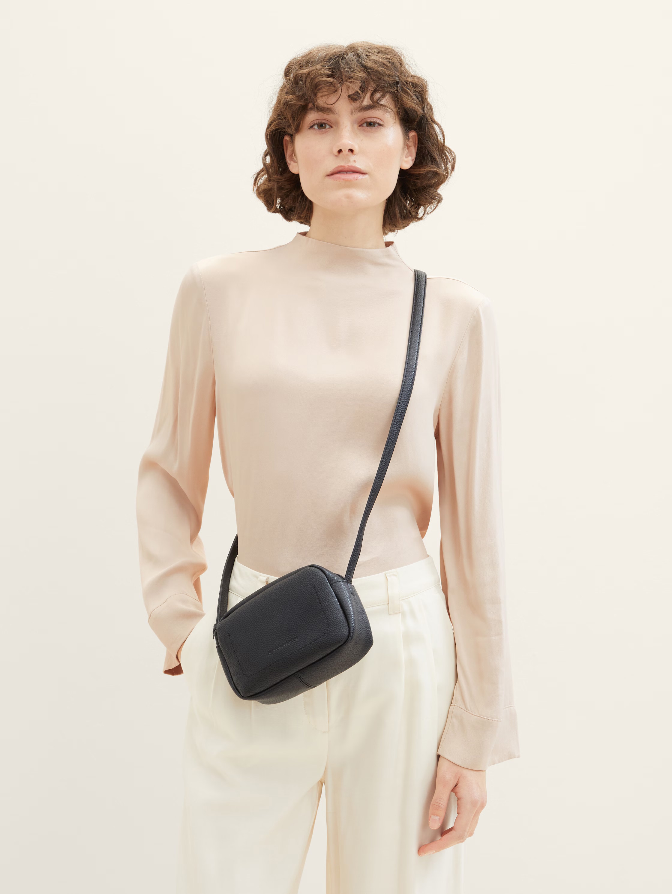 TOM TAILOR Sac à main »Elis« aus weich gekörntem Lederimitat auffällige Ziernaht und feinem Logo