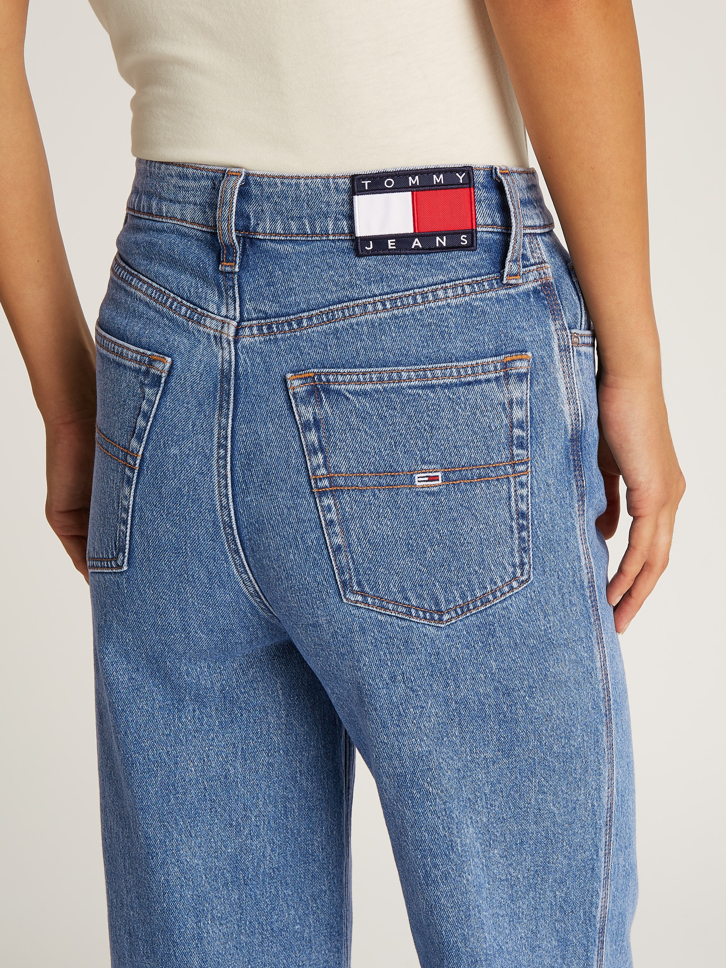 Tommy Jeans Weite Jeans »Claire High Rise«, mit Logo-Badge