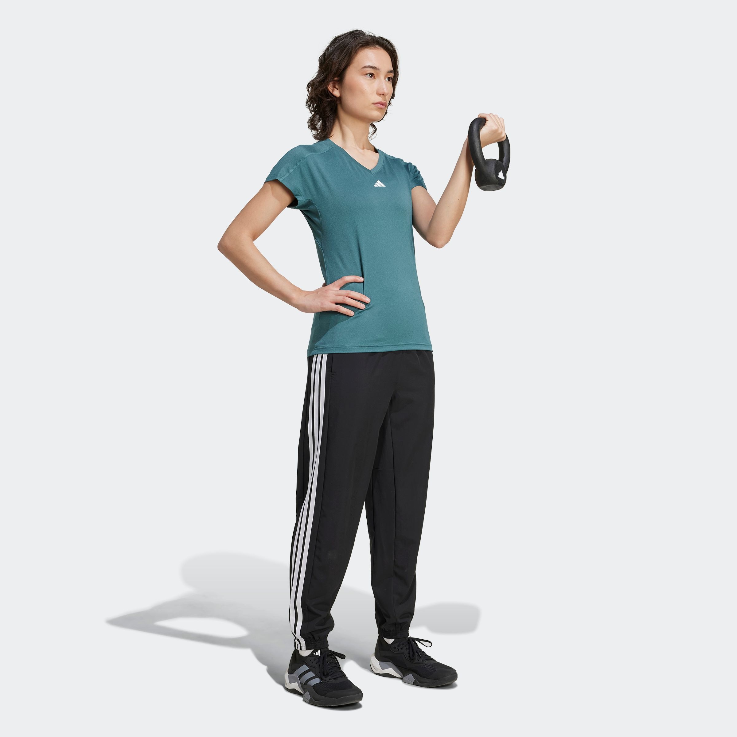 adidas Performance T-Shirt »AEROREADY TRAIN ESSENTIALS MINIMAL BRANDING V-NECK«, Trainingsshirt, feuchtigkeitsabsorbierend mit V Ausschnitt