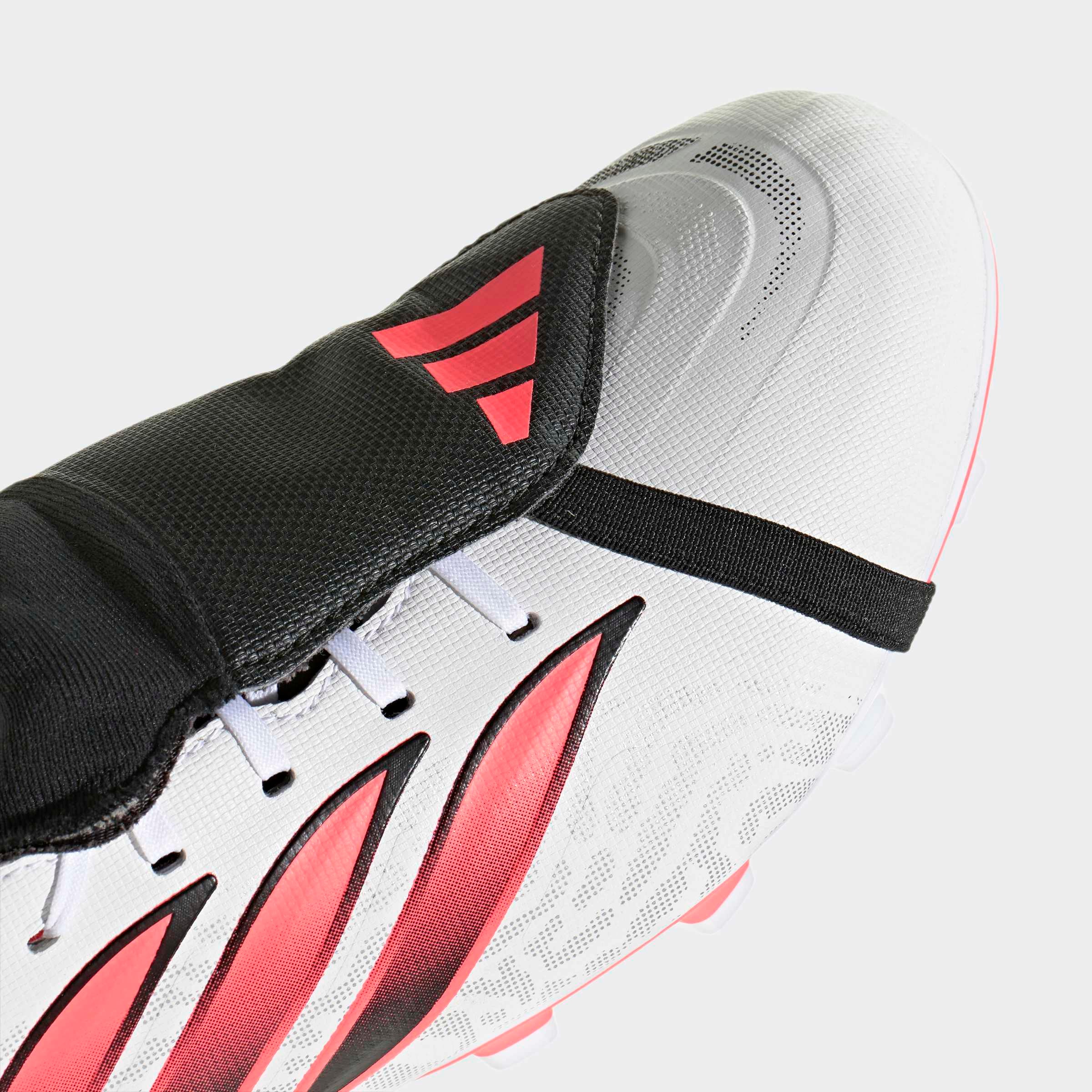 adidas Performance Chaussure de football »PREDATOR CLUB , UMSCHLAGBARE ZUNGE, FESTE / GEMISCHTE BÖDEN«  adapté à de nombreux types de sols