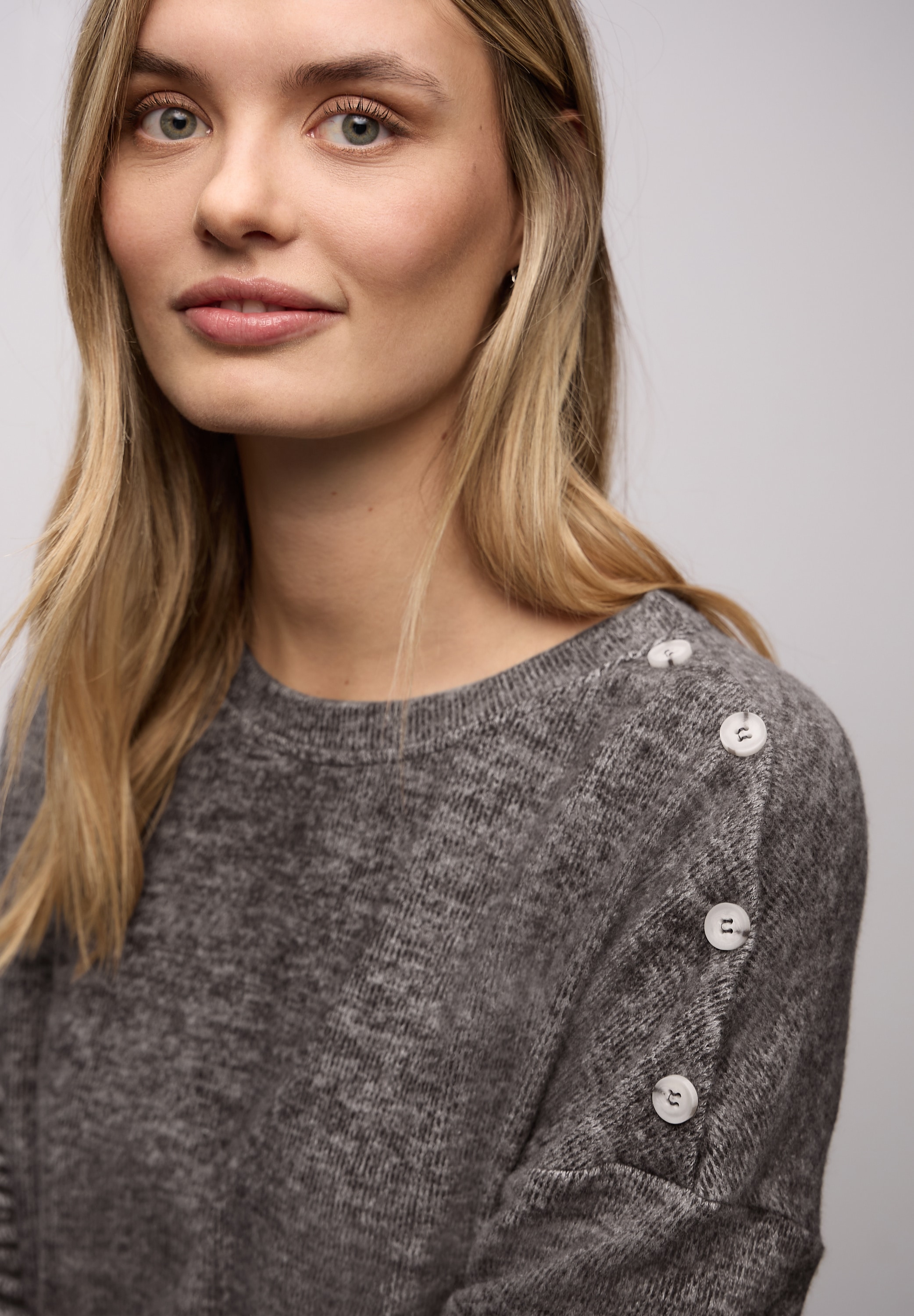 STREET ONE Strickpullover Knopfdetail an den Schultern und im Melange-Look