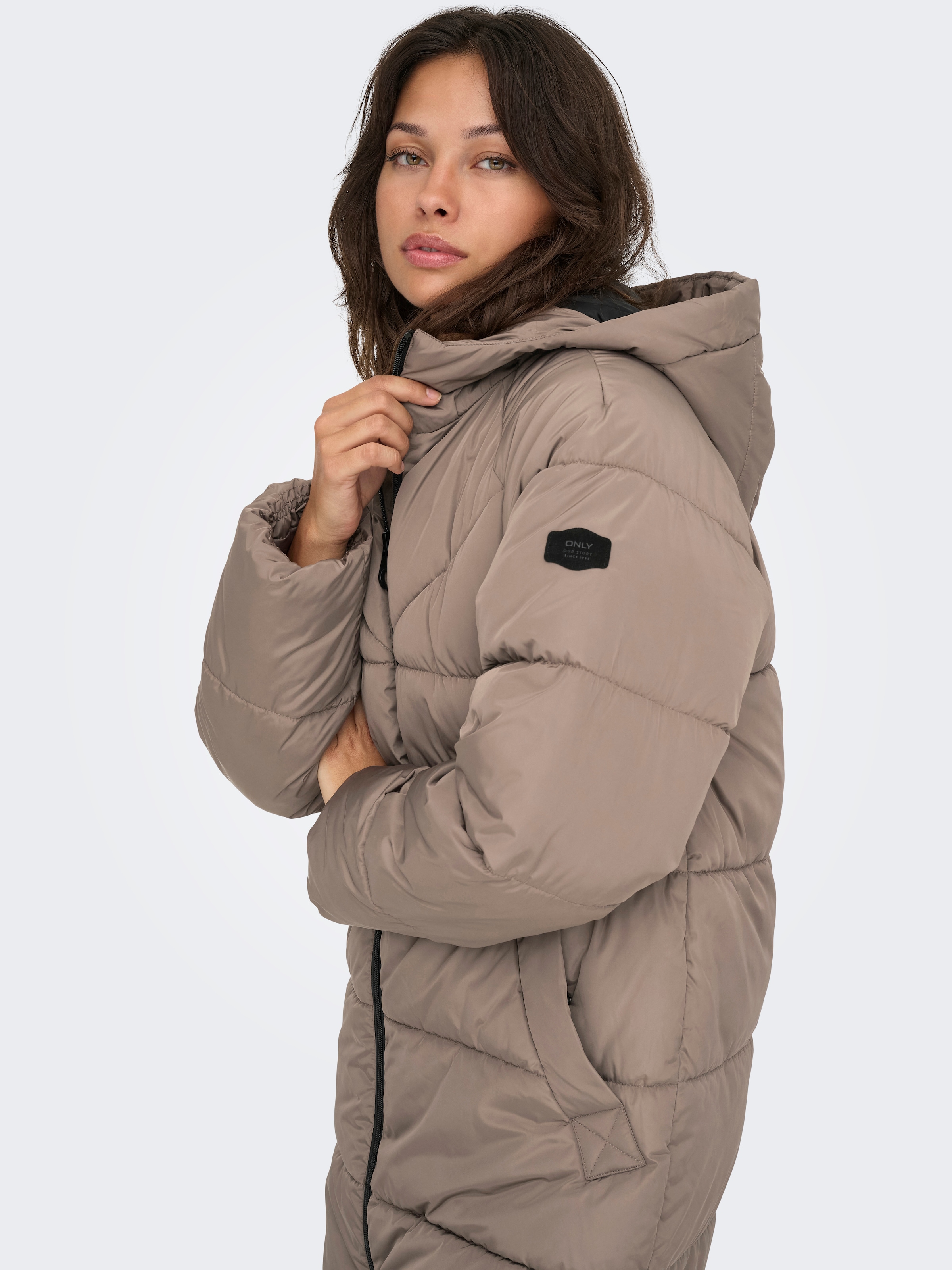ONLY Manteau matelassé »ONLAMAND – Langer Puffercoat mit 2-Wege-Reissverschluss« lässig geschnitten, modisch, Steppware, Materialmix, hochschliessend