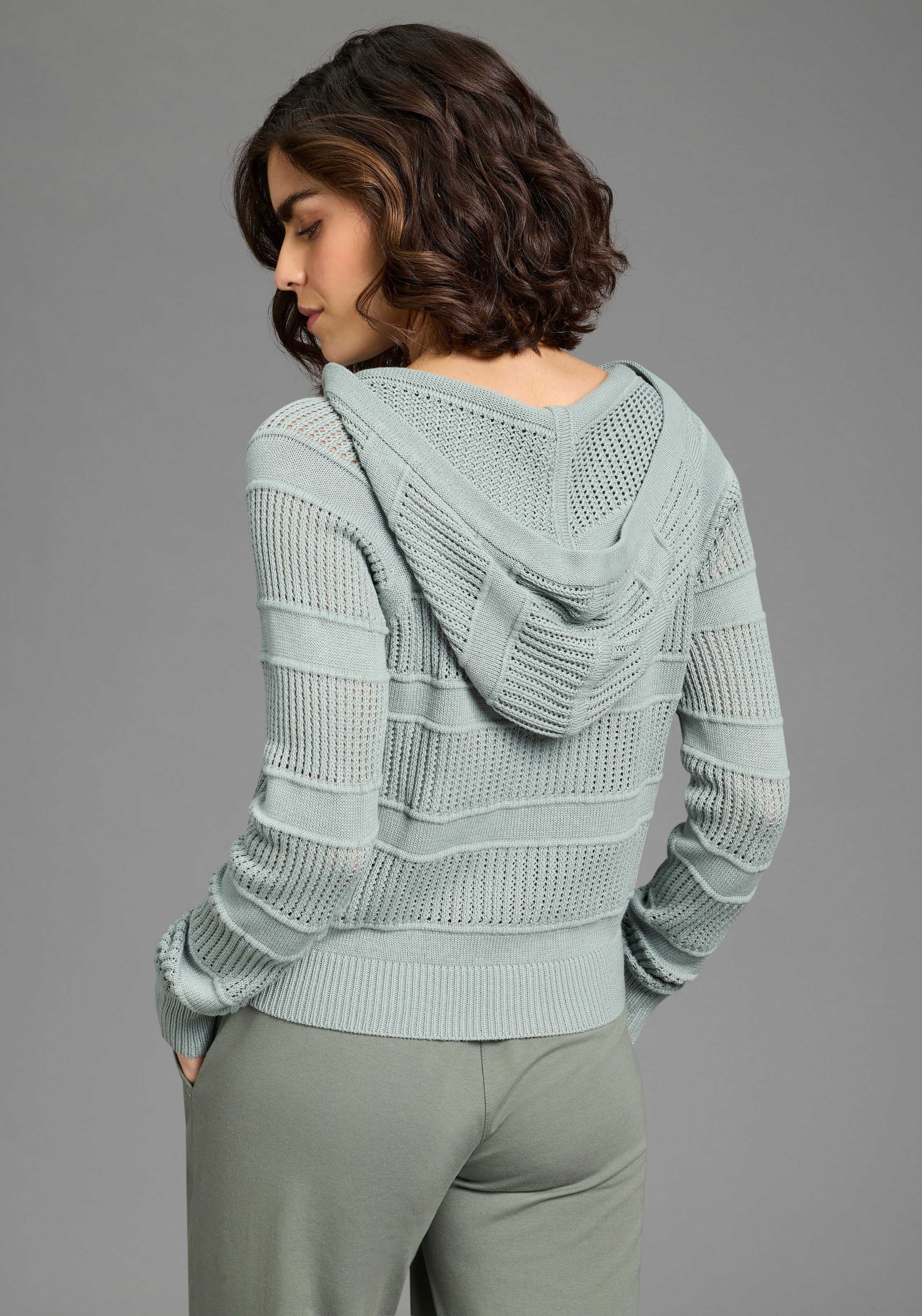 KangaROOS Veste en tricot ajouré mit Kapuze, V-Ausschnitt mit Knopfleiste, aus Feinstrick, Langarm